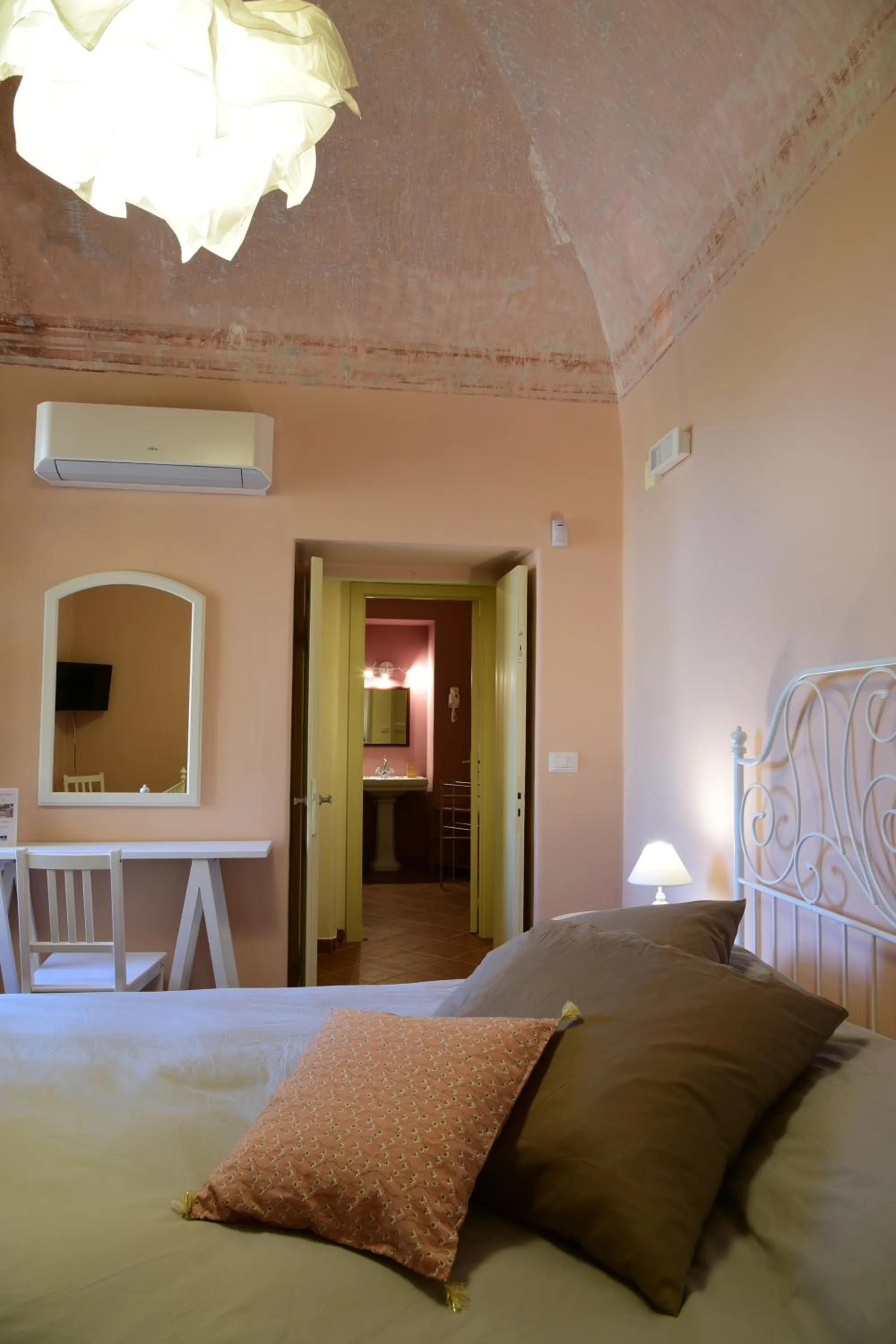 Photo of the whole room, Bed in Giardino Arancio