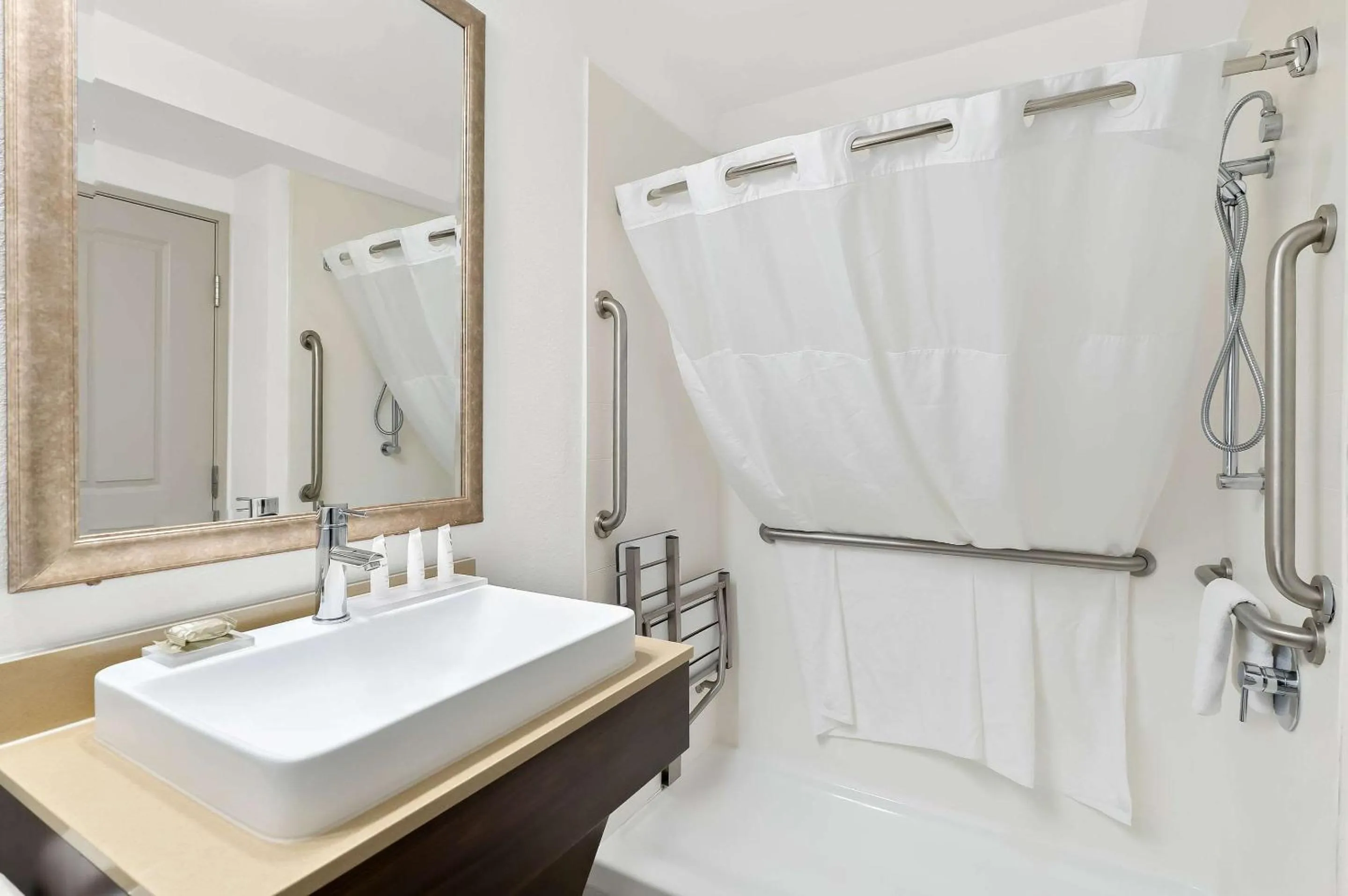 Bedroom in Country Inn & Suites by Radisson, Columbia Airport, SC