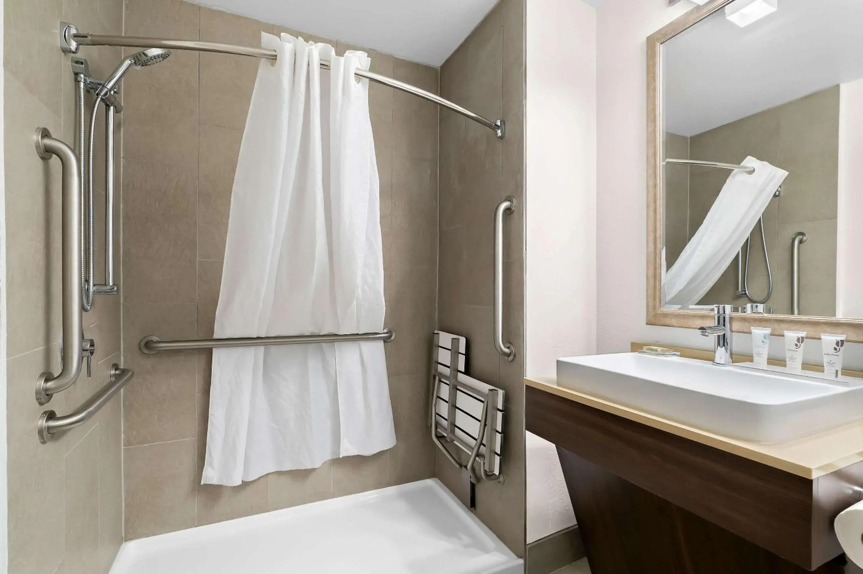 One-Bedroom King Suite - Disability Access/Non-Smoking in Country Inn & Suites by Radisson, Columbia Airport, SC One-Bedroom King Suite - Disability Access/Non-Smoking in Country Inn & Suites by Radisson, Columbia Airport, SC