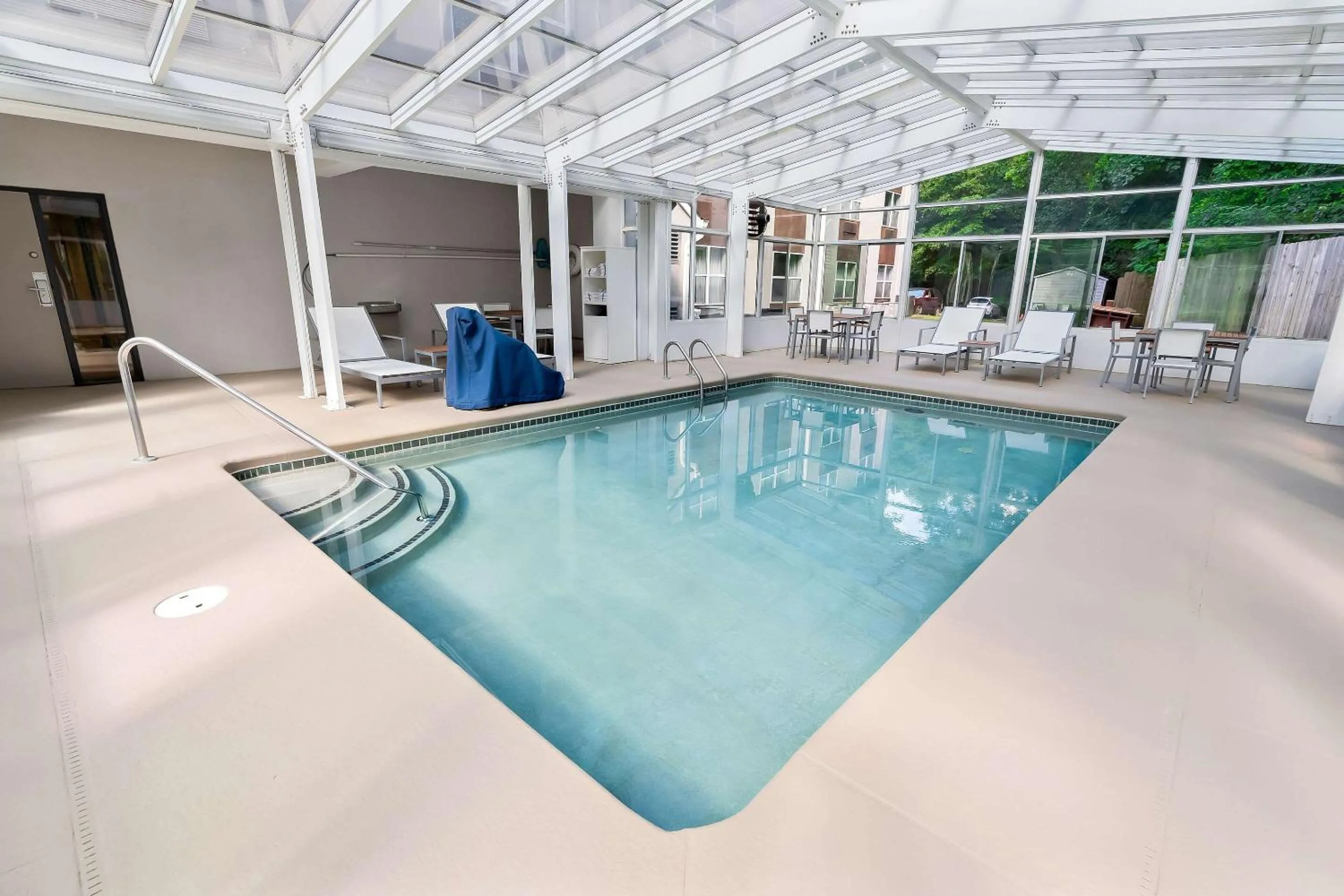Swimming pool in Country Inn & Suites by Radisson, Columbia Airport, SC
