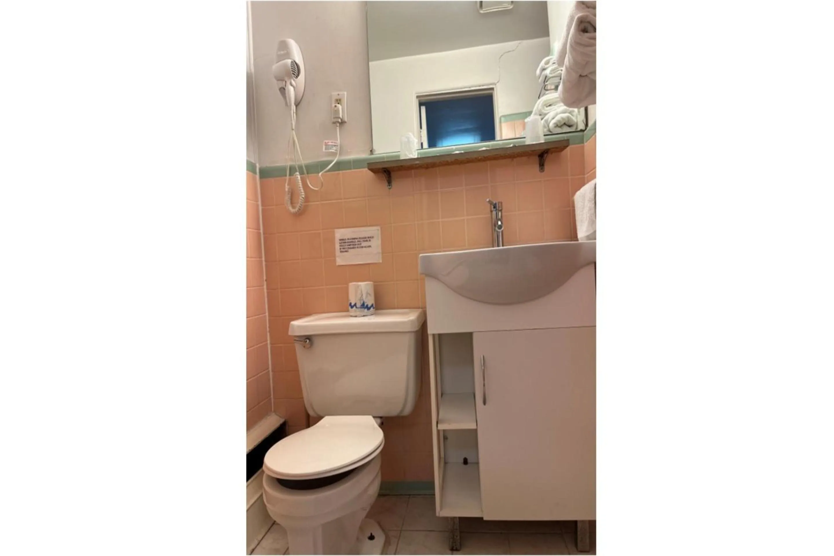 Bathroom in Bay Motel By OYO Bay City