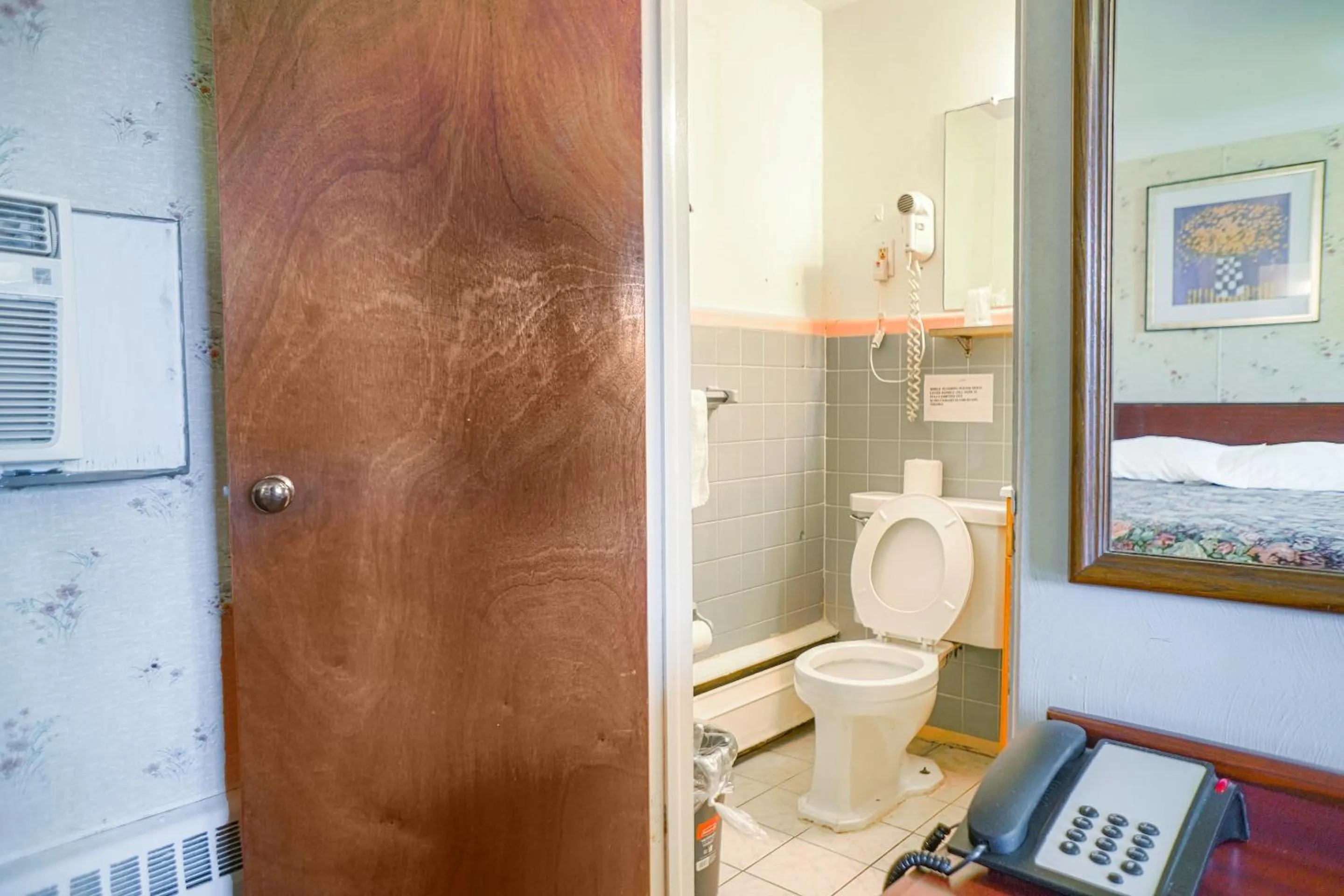 Bathroom in Bay Motel By OYO Bay City