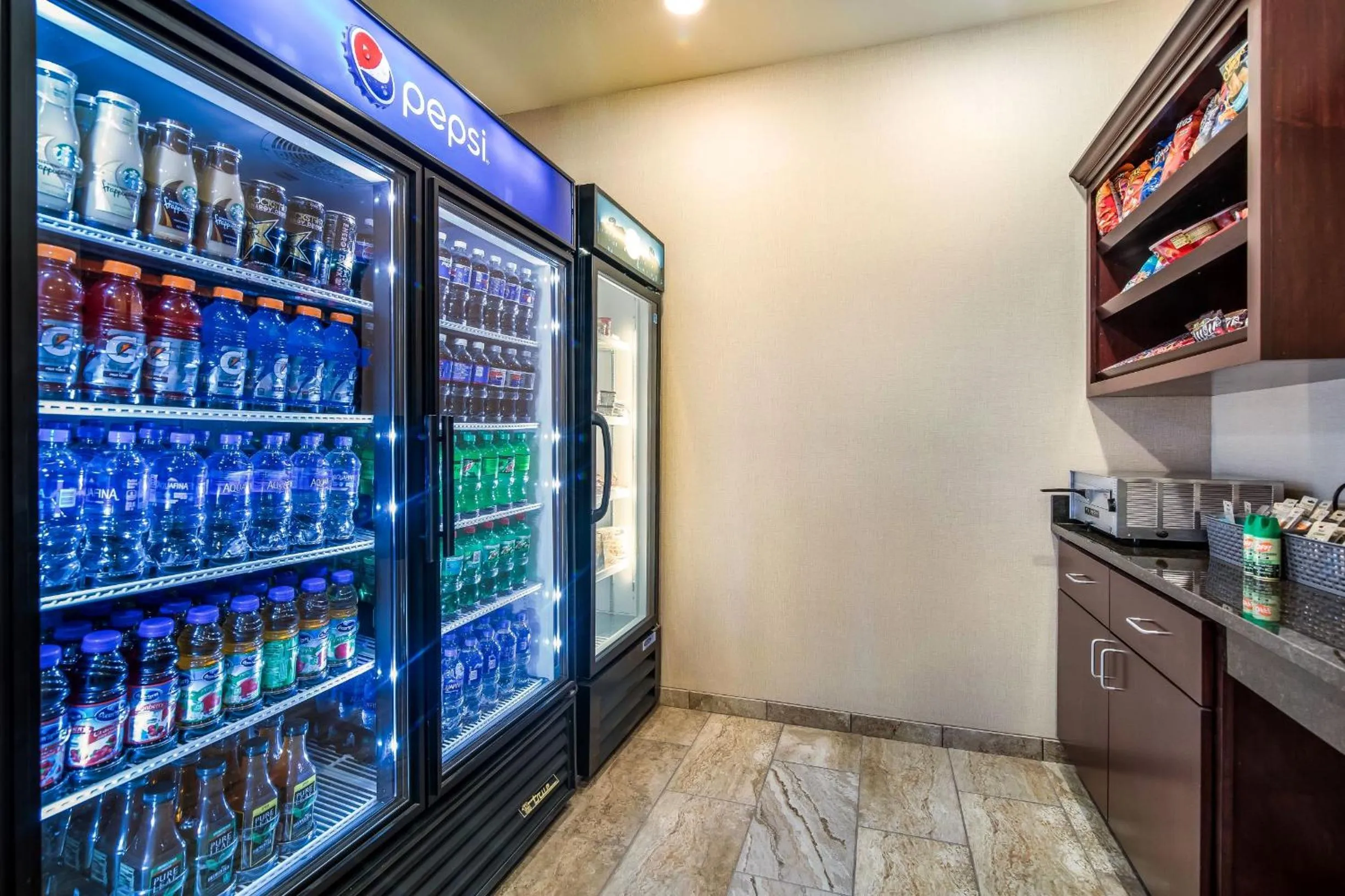 Food and drinks in Cobblestone Hotel & Suites - Victor