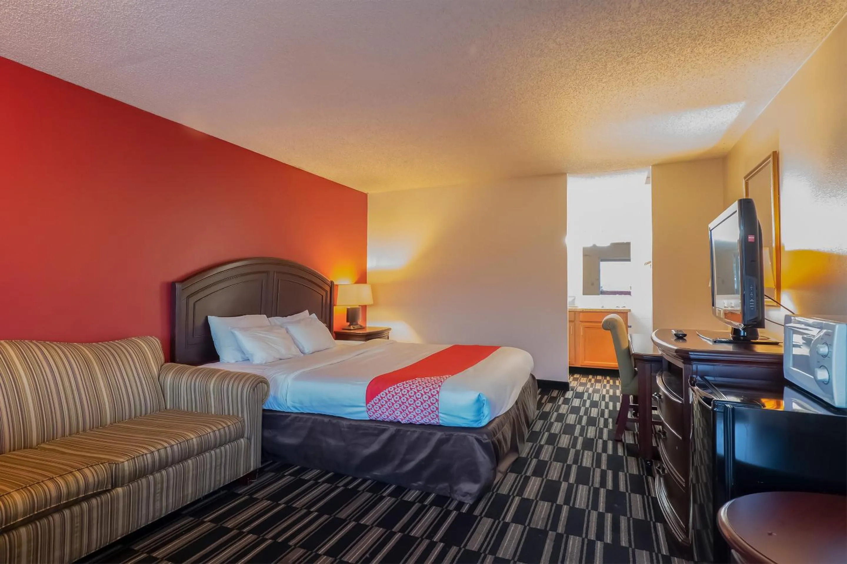 Bedroom, Bed in Travelodge by Wyndham Chehalis