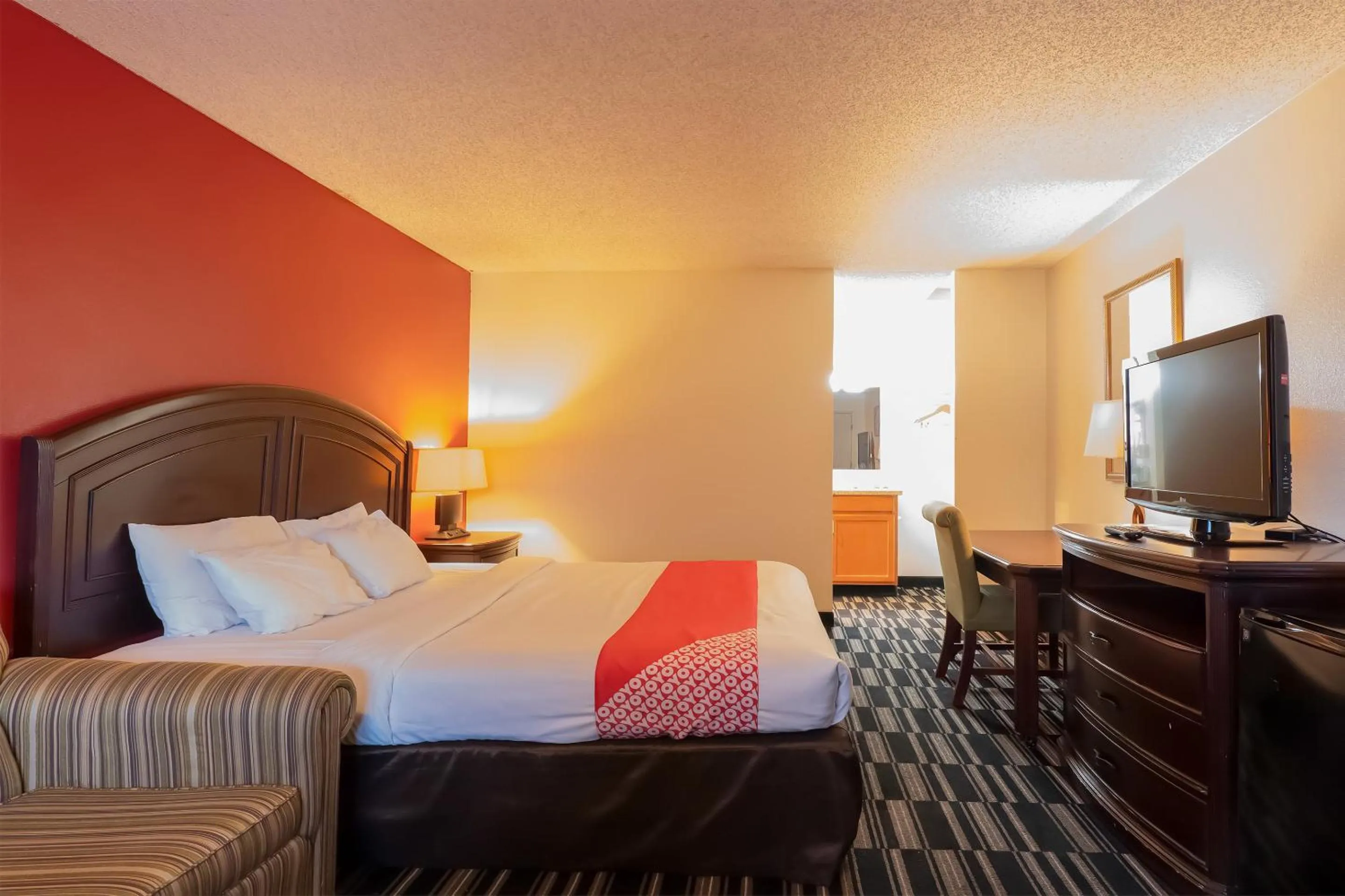 Bedroom, Bed in Travelodge by Wyndham Chehalis