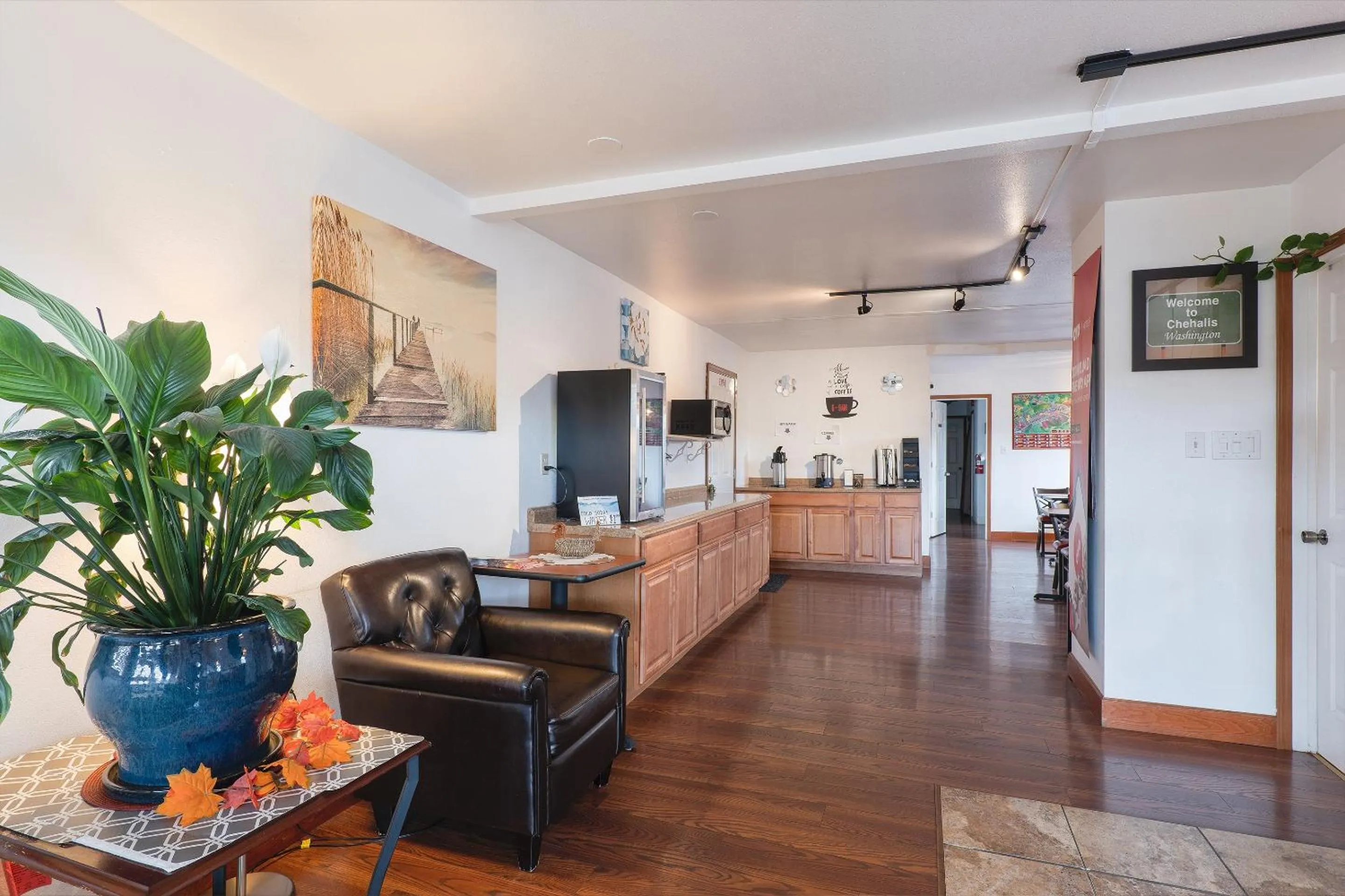 Dining area in Travelodge by Wyndham Chehalis