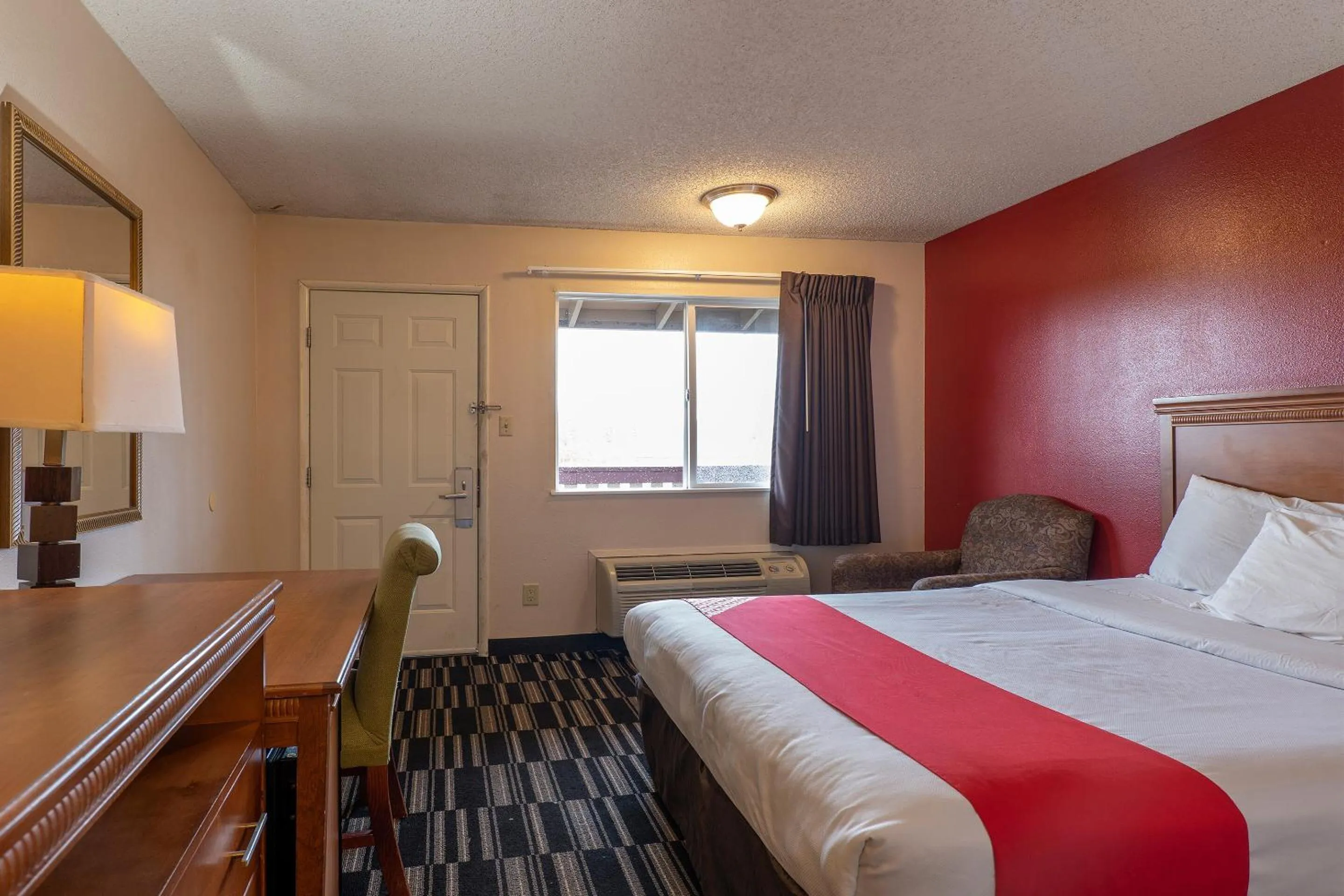 Bedroom, Bed in Travelodge by Wyndham Chehalis