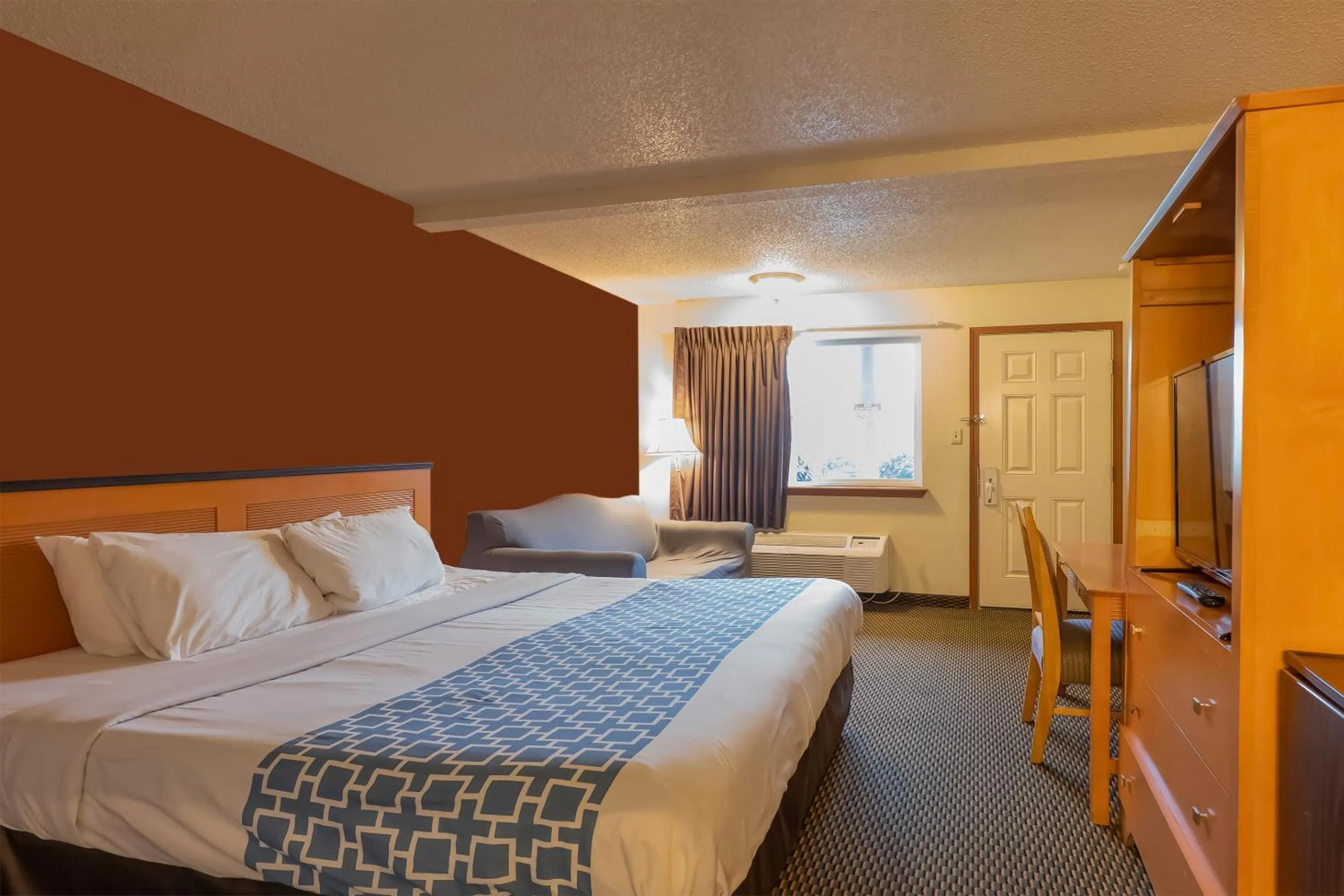 Bedroom, Bed in Travelodge by Wyndham Chehalis