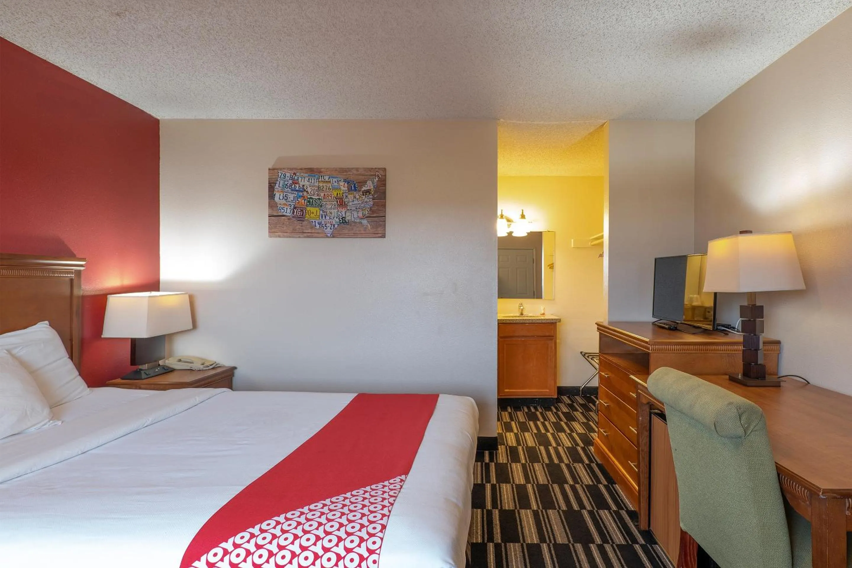 Bedroom, Bed in Travelodge by Wyndham Chehalis