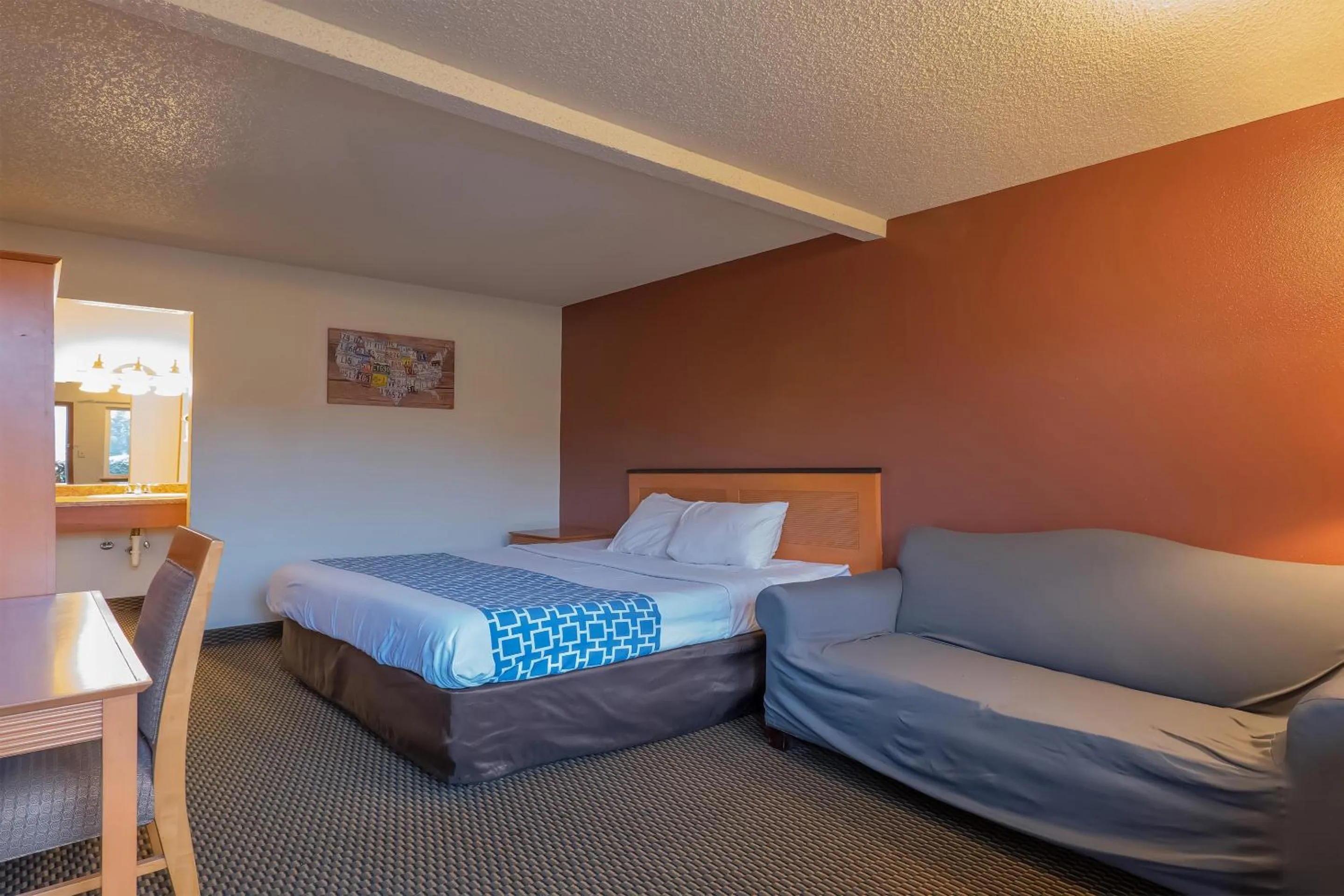 Bedroom, Bed in Travelodge by Wyndham Chehalis