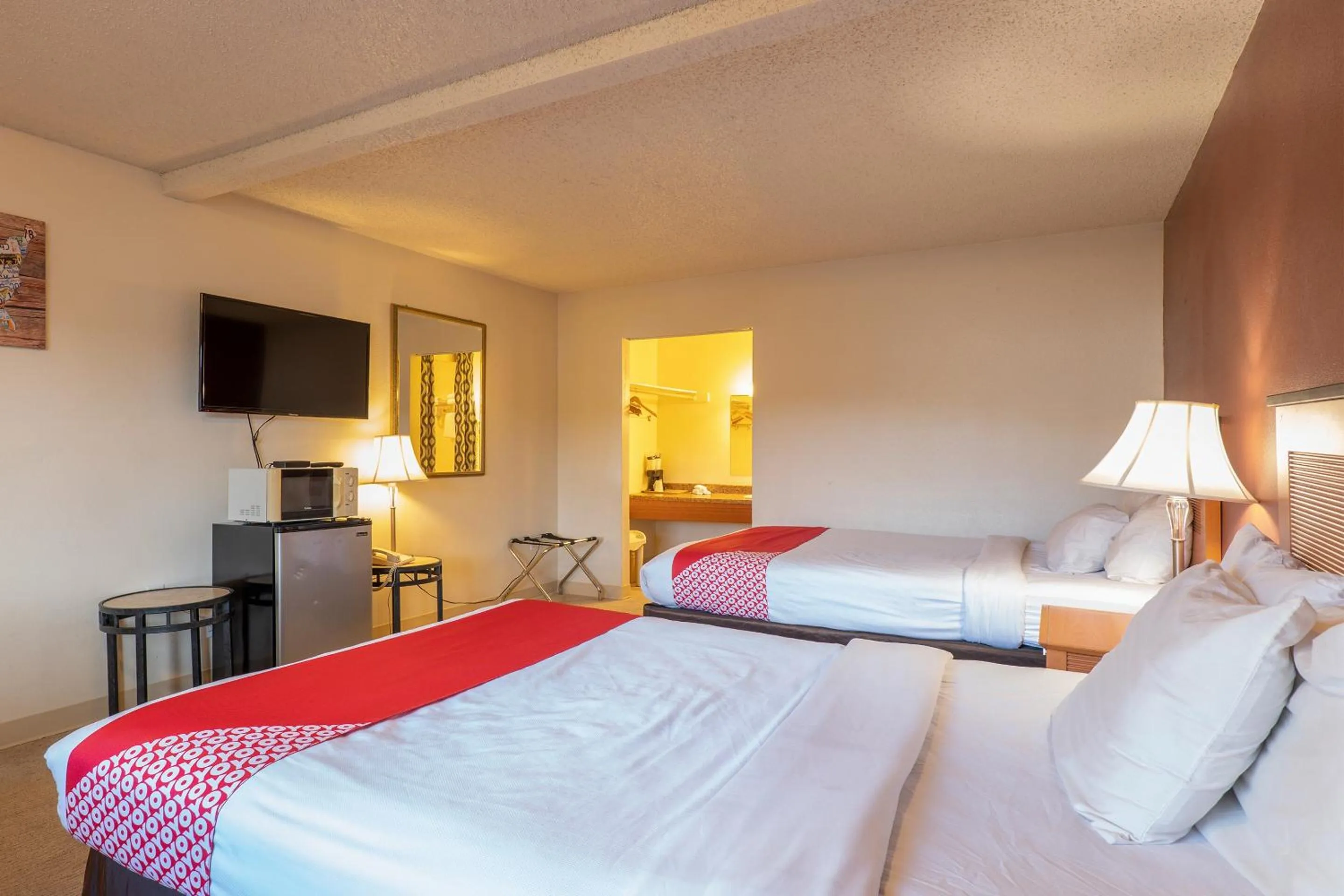 Bedroom, Bed in Travelodge by Wyndham Chehalis