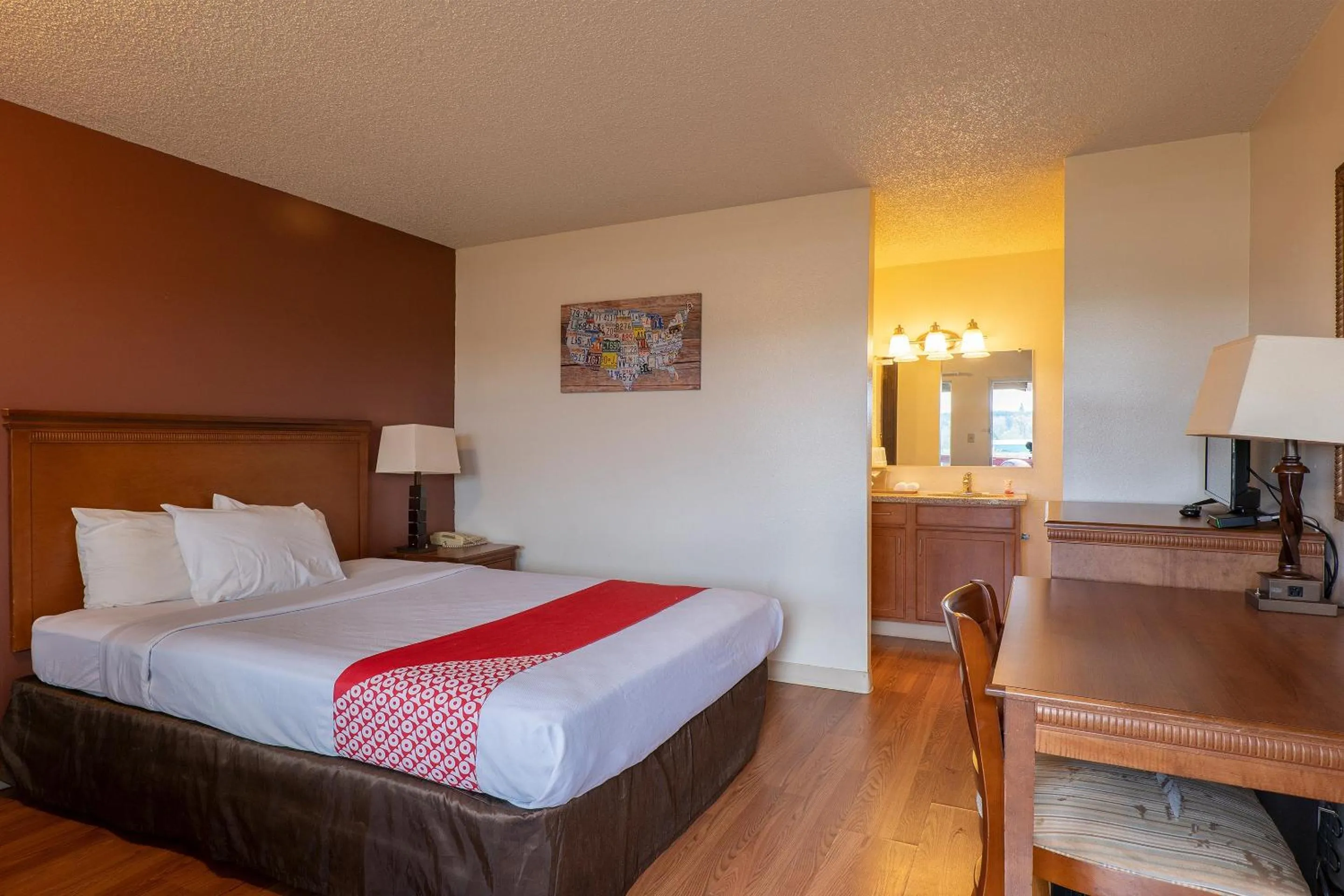 Bedroom, Bed in Travelodge by Wyndham Chehalis