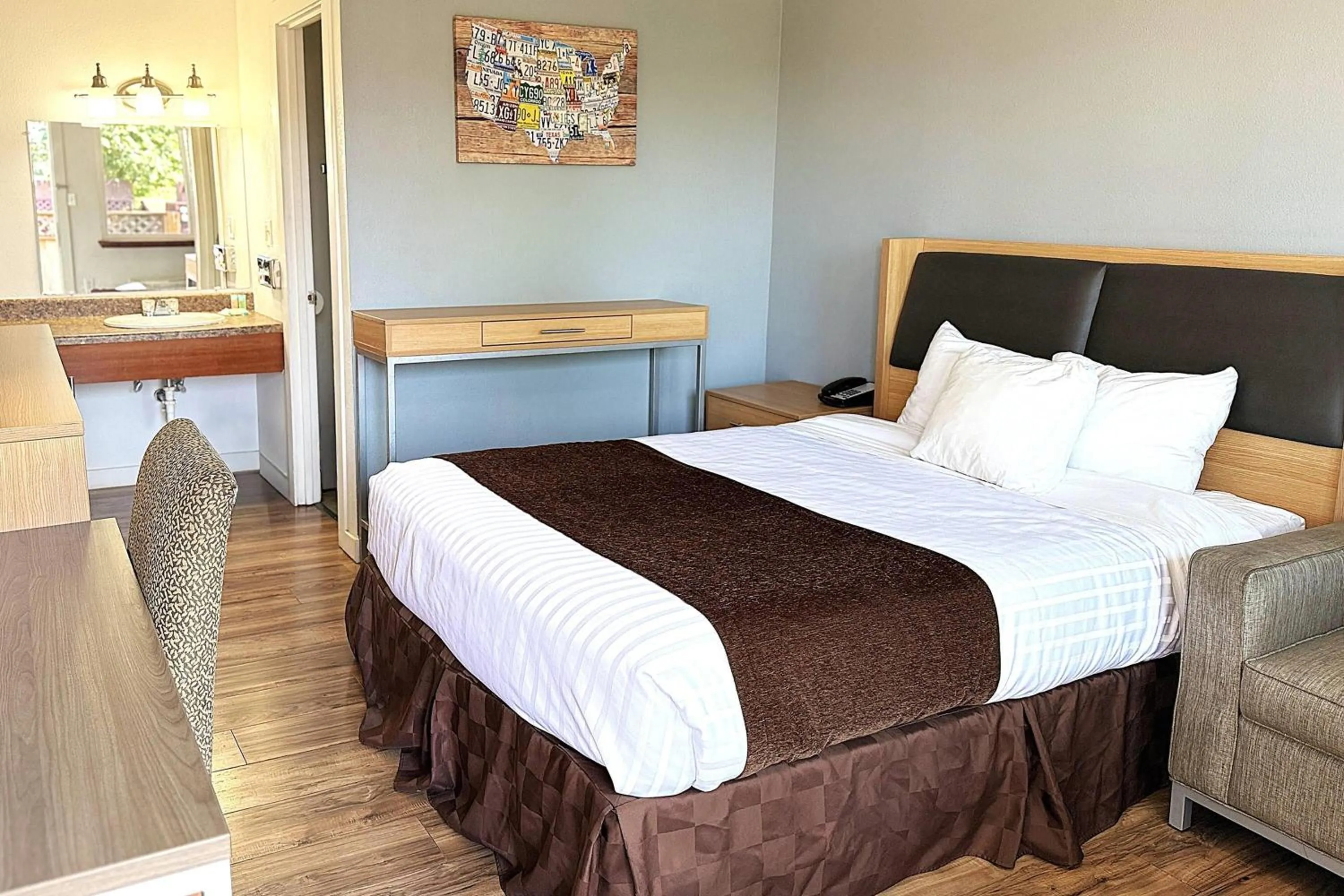 Photo of the whole room, Bed in Travelodge by Wyndham Chehalis