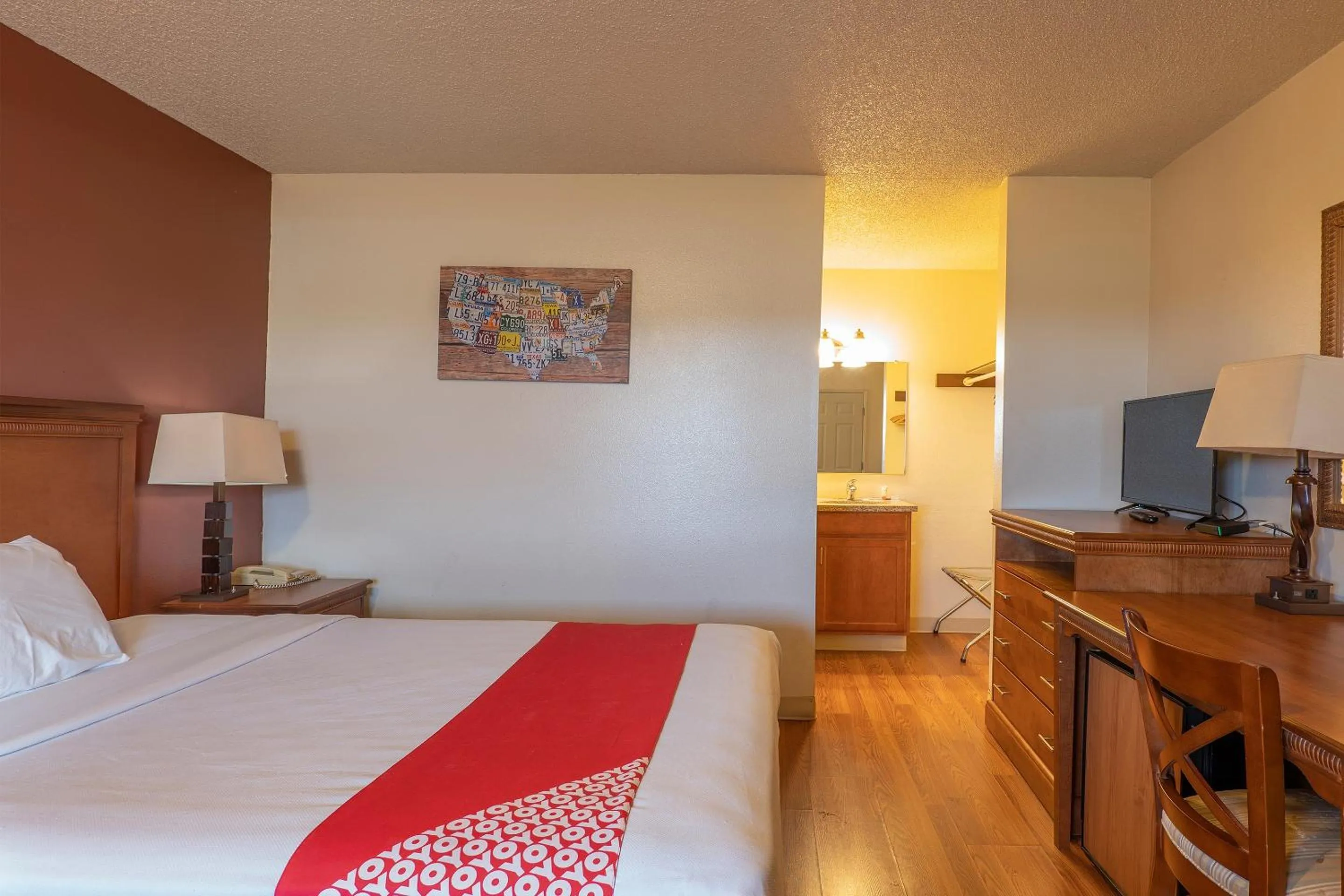 Bedroom, Bed in Travelodge by Wyndham Chehalis