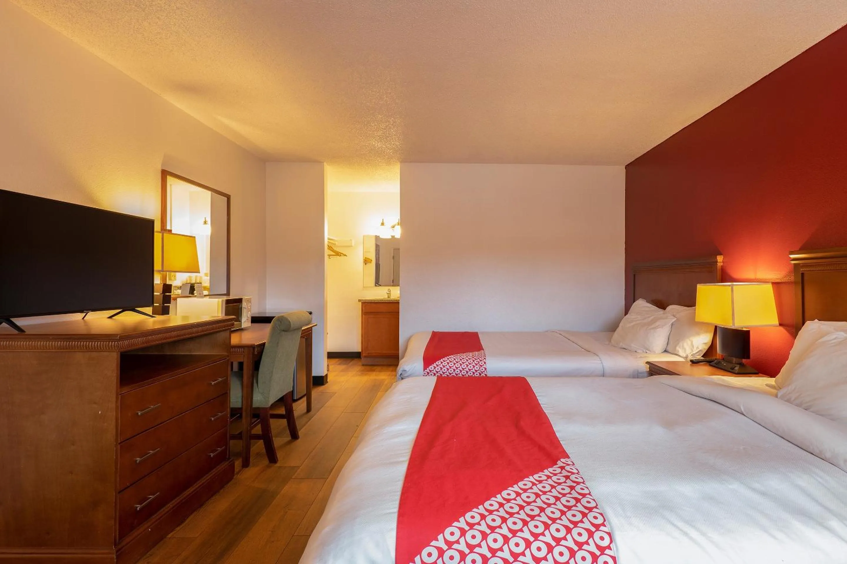 Bedroom, Bed in Travelodge by Wyndham Chehalis