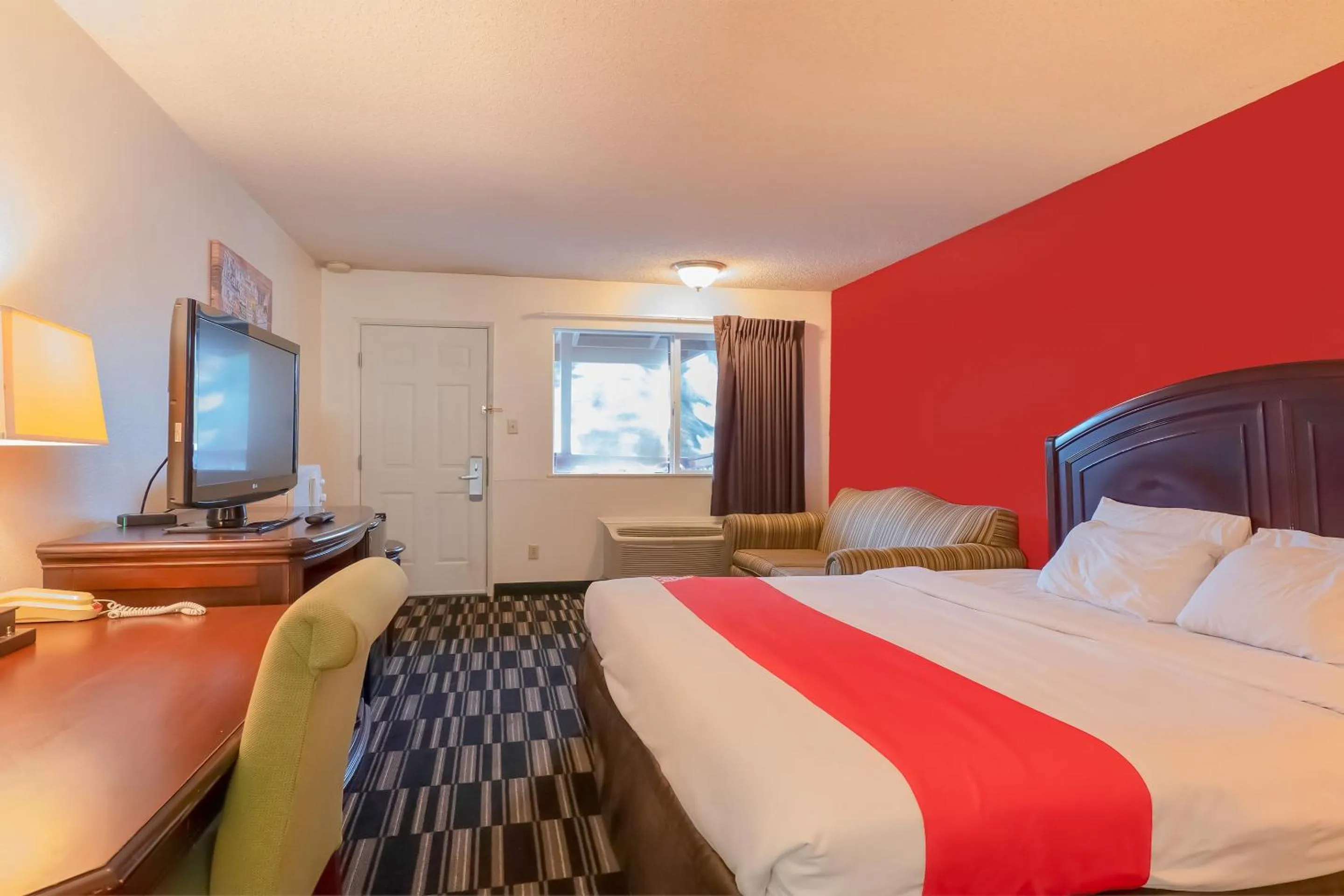 Bedroom, Bed in Travelodge by Wyndham Chehalis
