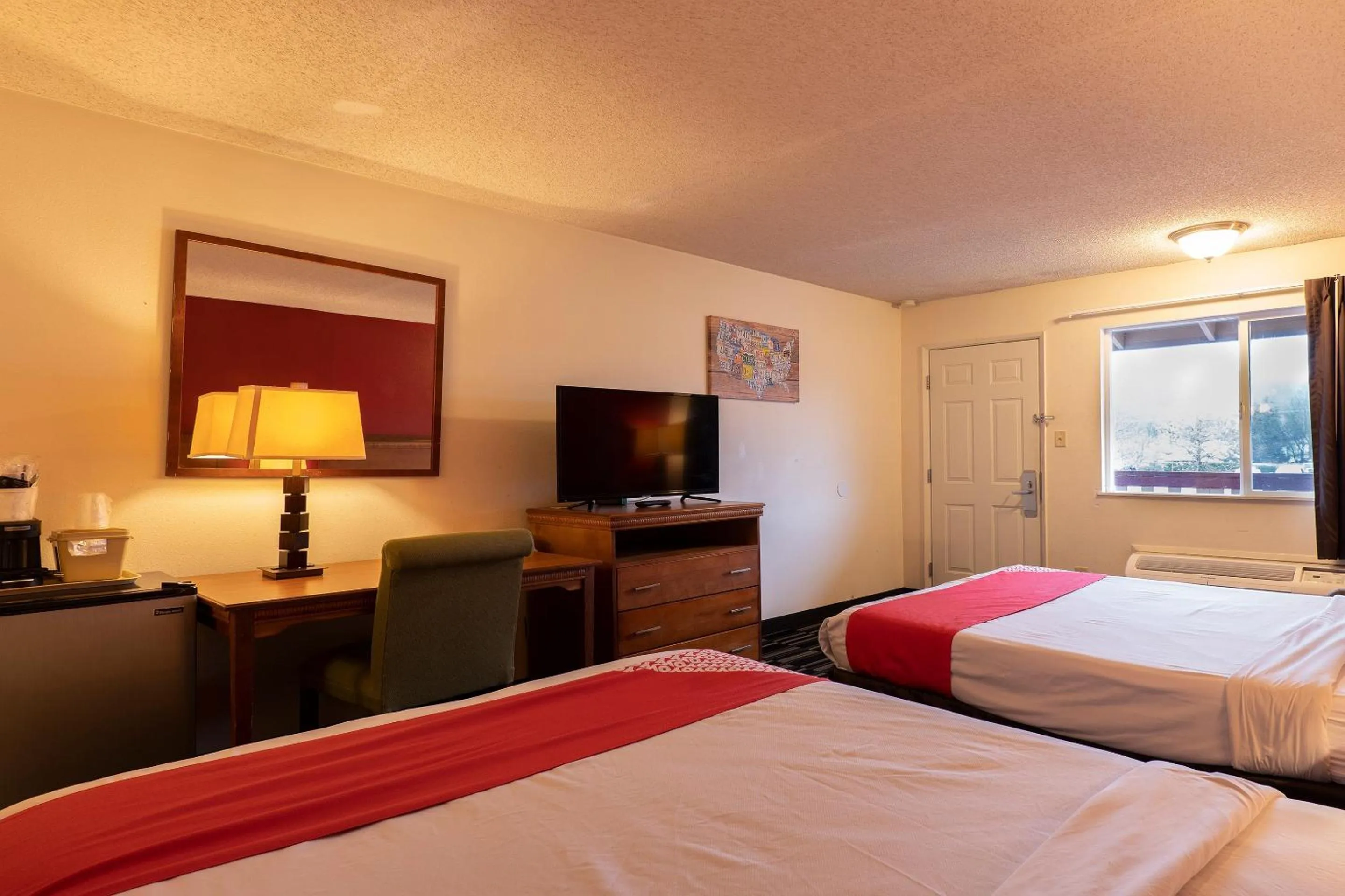 Bedroom, Bed in Travelodge by Wyndham Chehalis