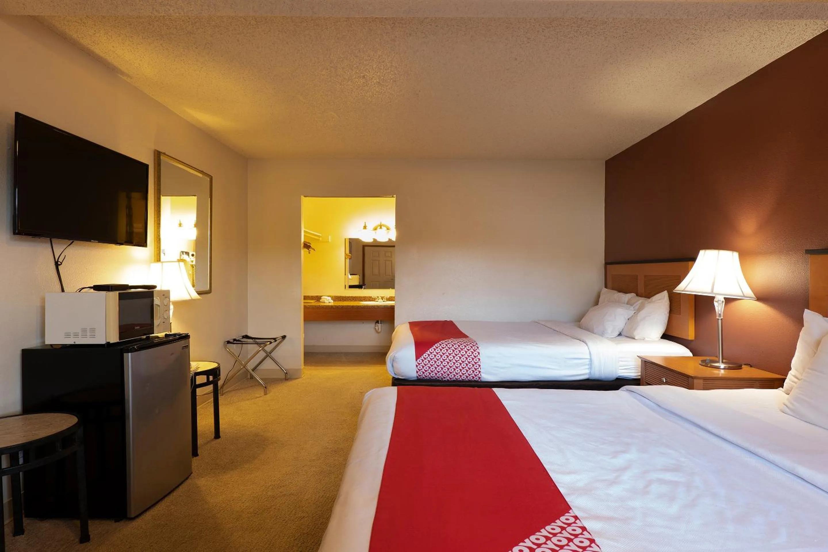 Bedroom, Bed in Travelodge by Wyndham Chehalis