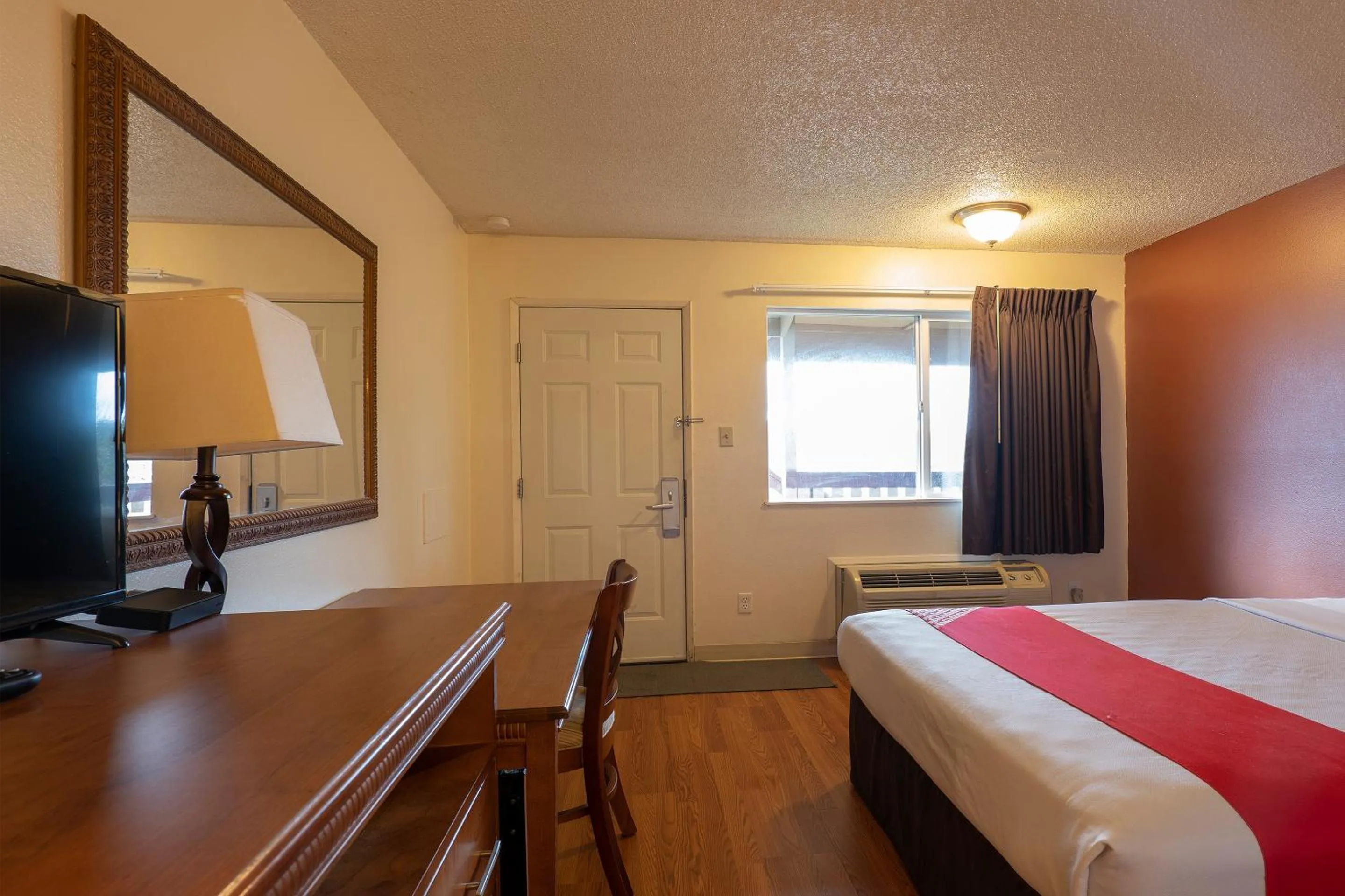 Bedroom, Bed in Travelodge by Wyndham Chehalis