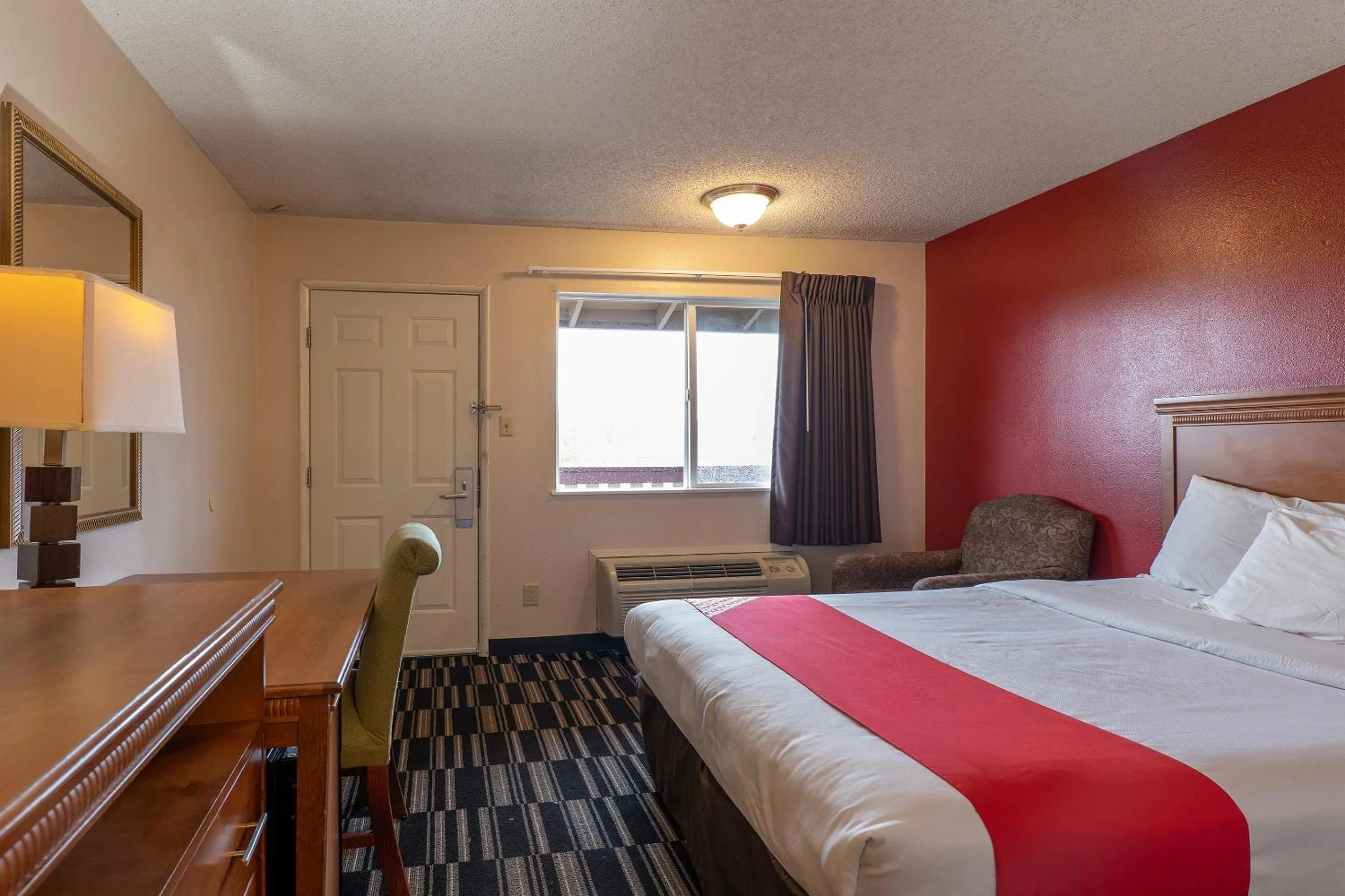 Bedroom, Bed in Travelodge by Wyndham Chehalis