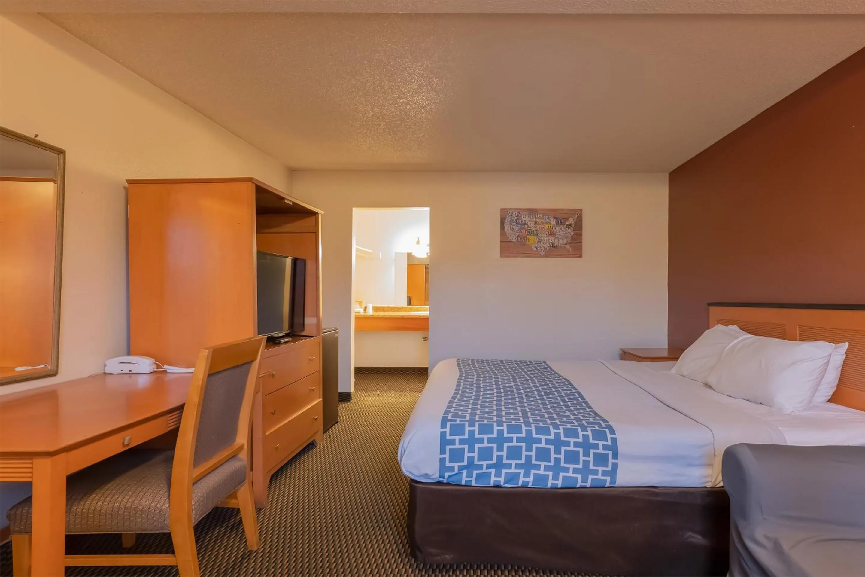 Bedroom, Bed in Travelodge by Wyndham Chehalis