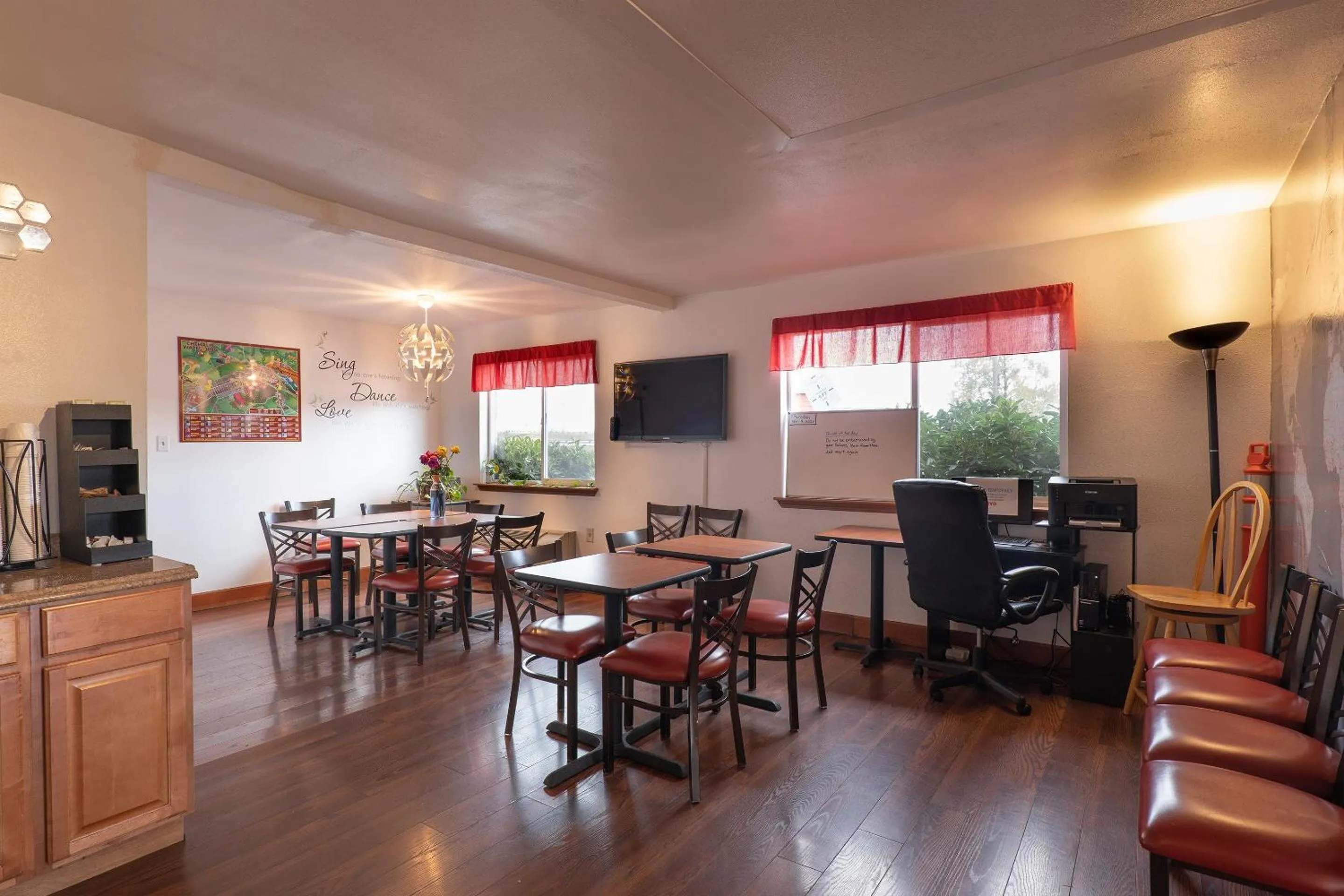 Dining area in OYO Hotel Chehalis I-5 South