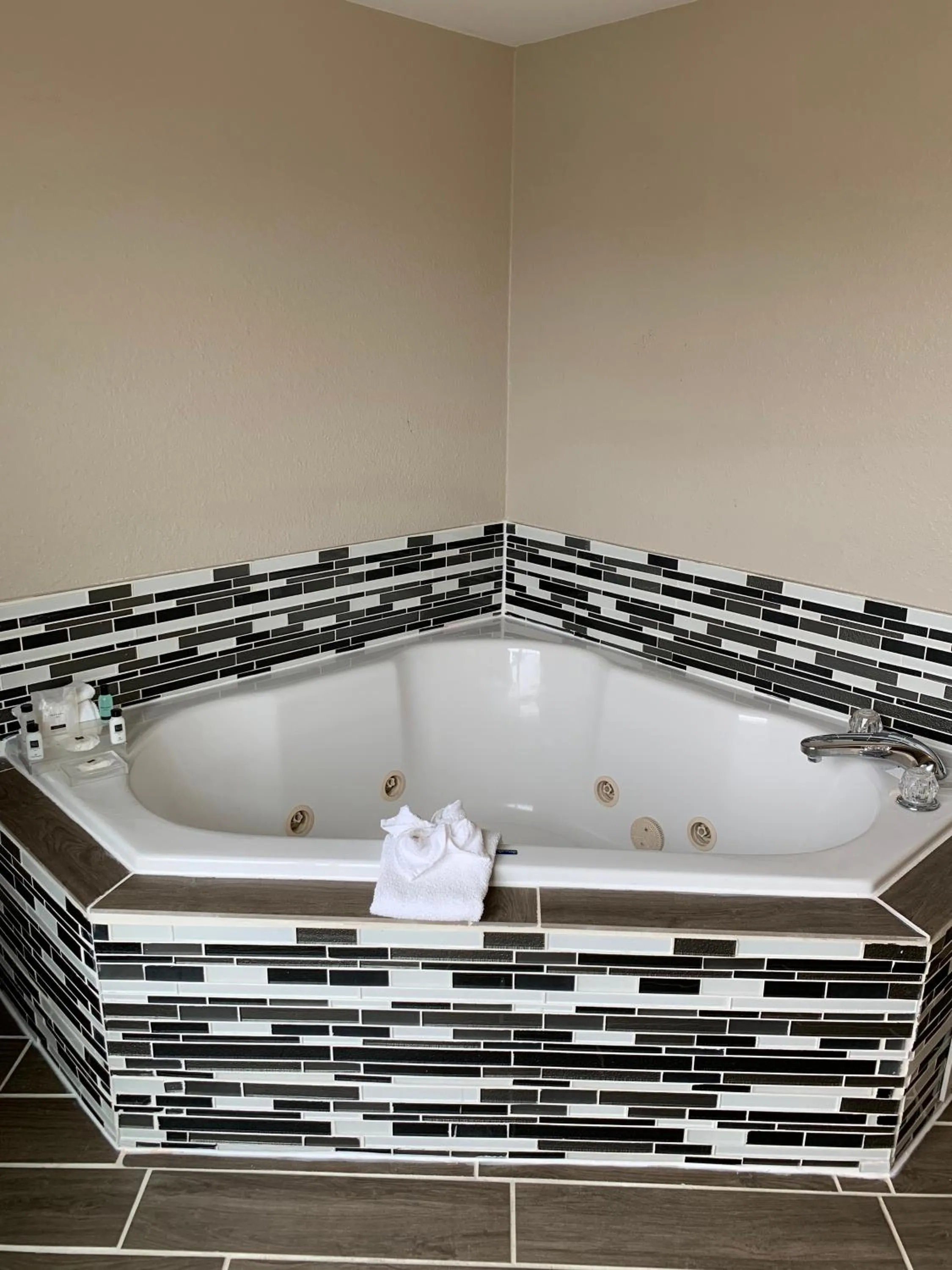 Hot Tub in Country Inn & Suites by Radisson, Georgetown, KY