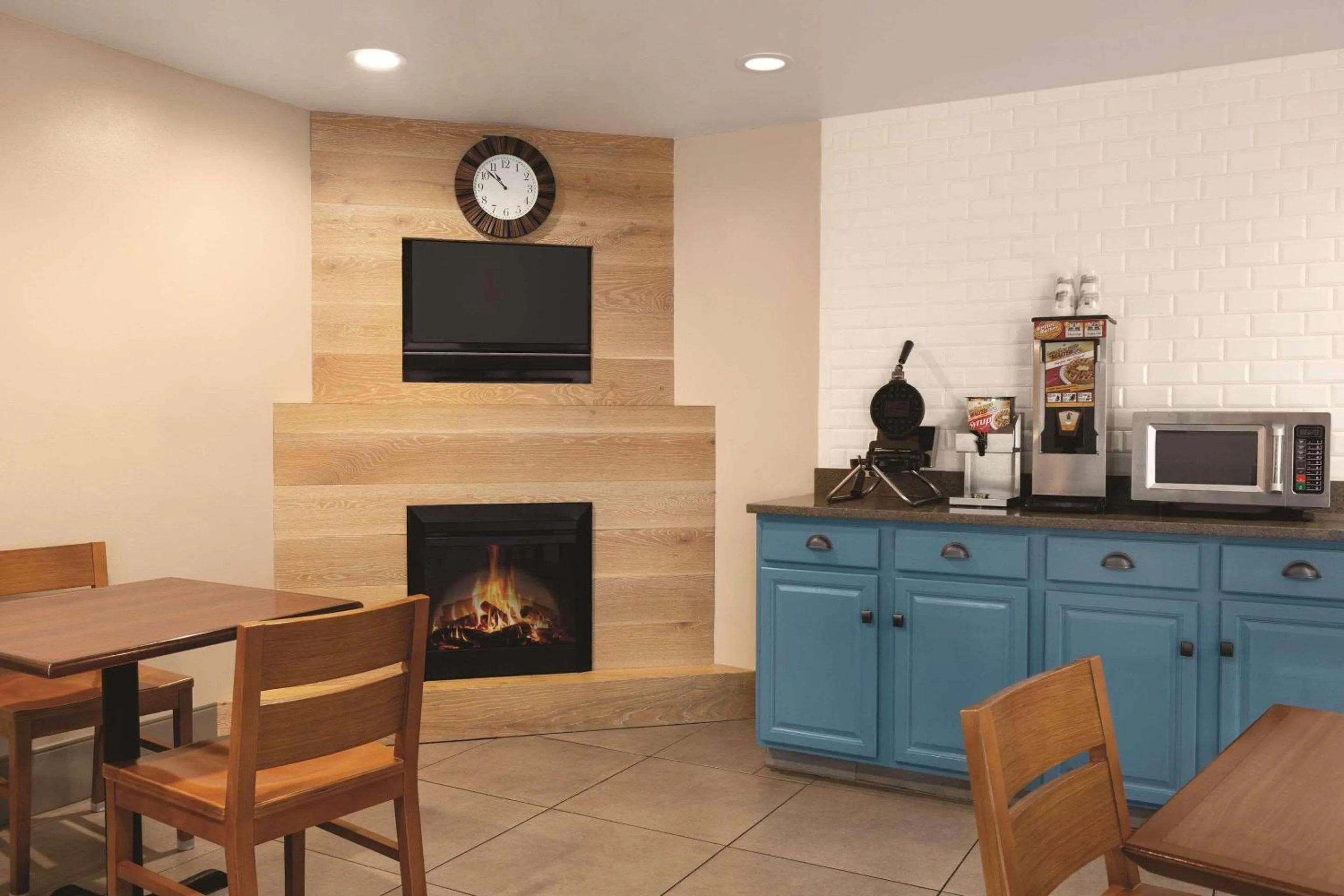 Breakfast in Country Inn & Suites by Radisson, Georgetown, KY