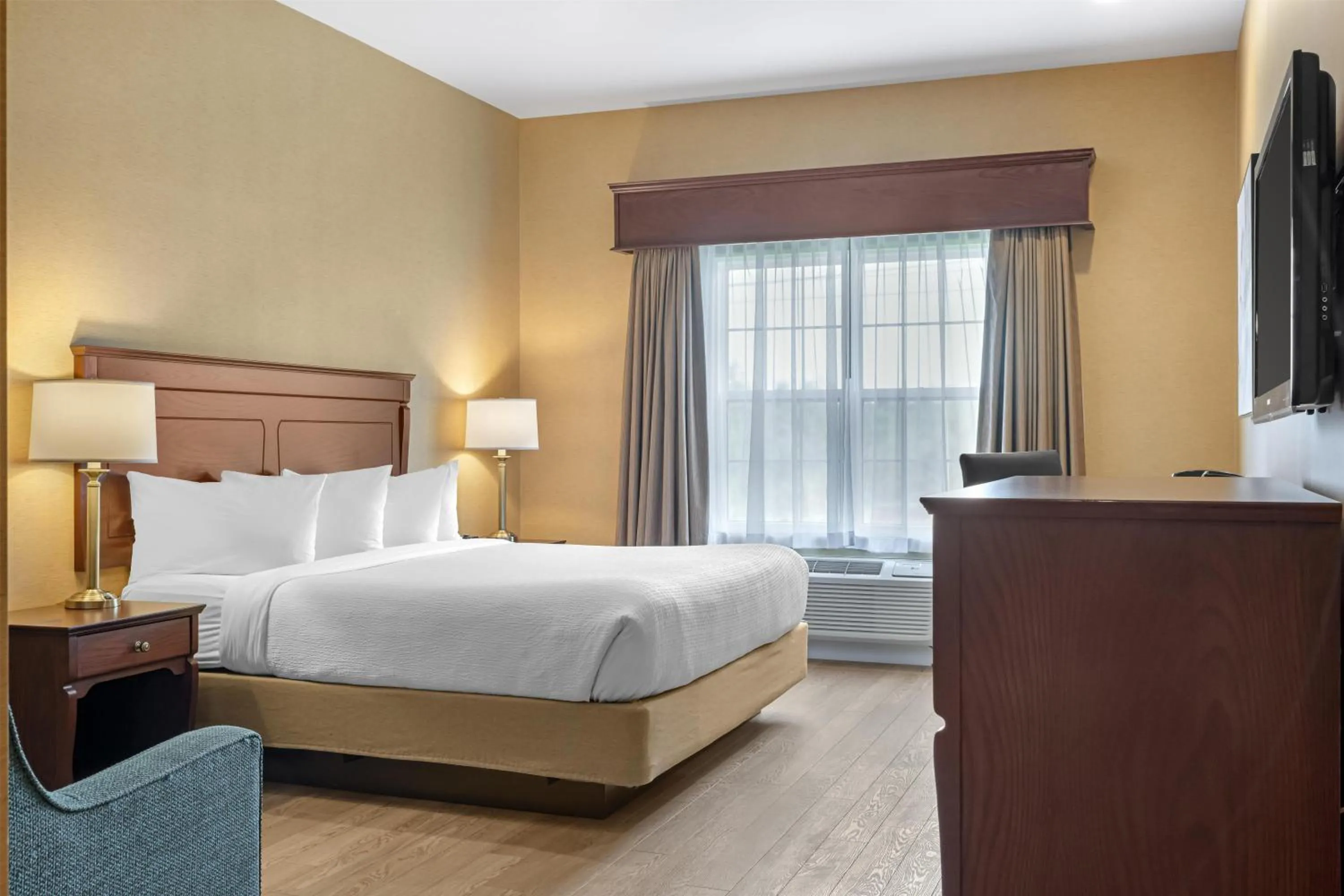 Bedroom, Bed in Best Western Plus Fredericton Hotel & Suites