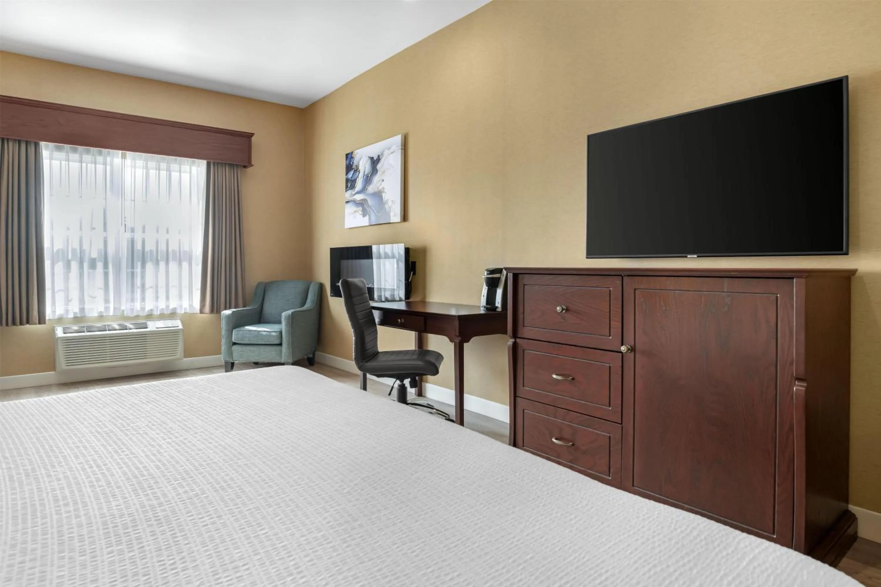 Bedroom, Bed in Best Western Plus Fredericton Hotel & Suites