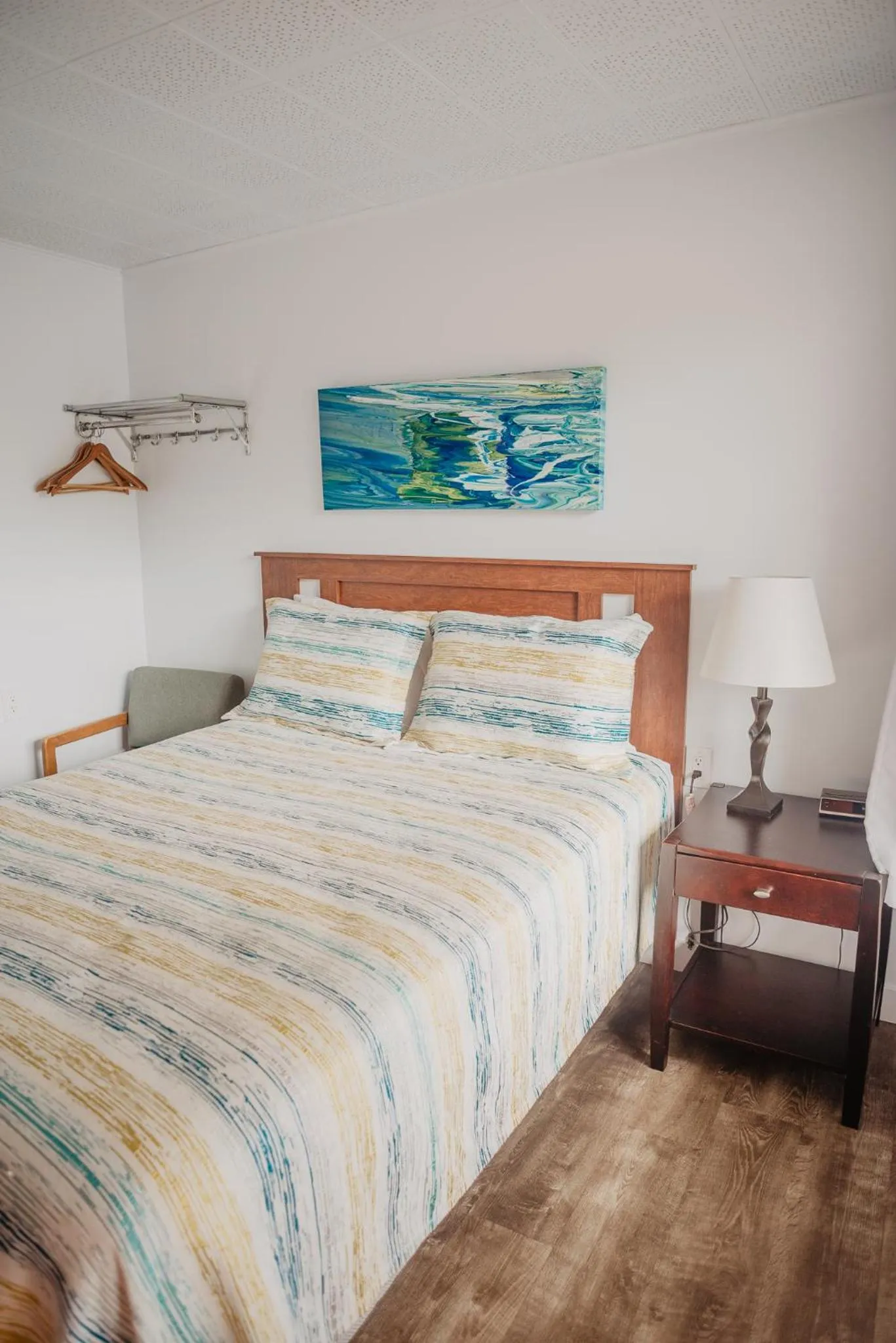 Bedroom, Bed in Lamplighter Lodge