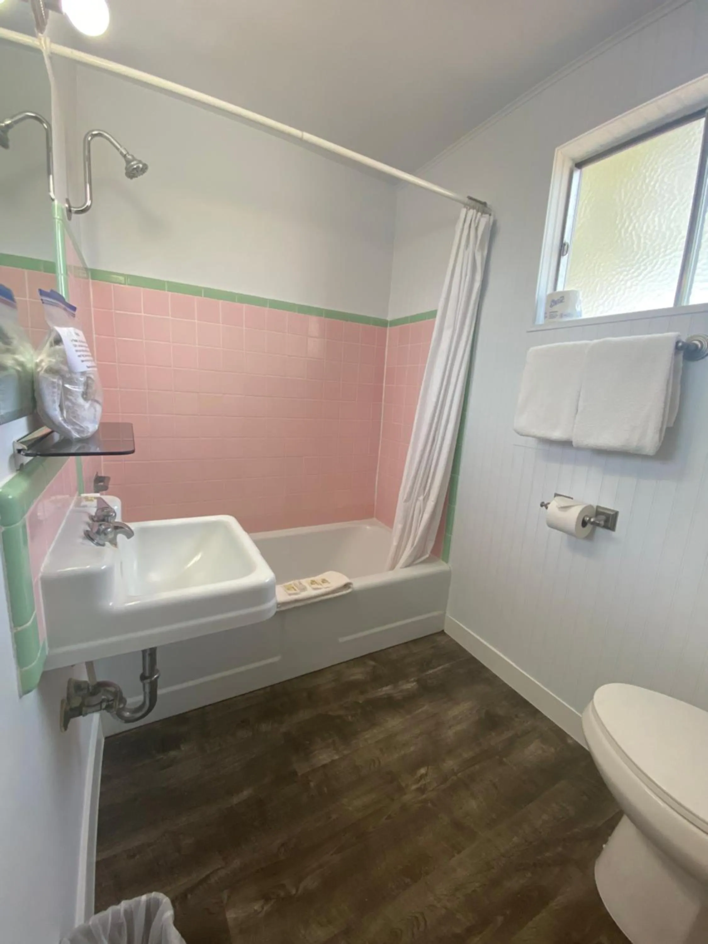 Bathroom in Lamplighter Lodge