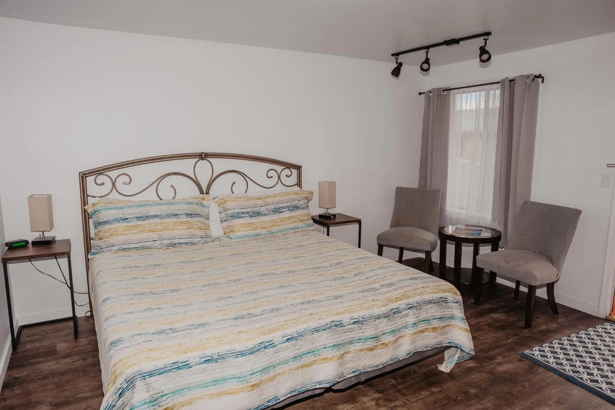 Bedroom, Bed in Lamplighter Lodge