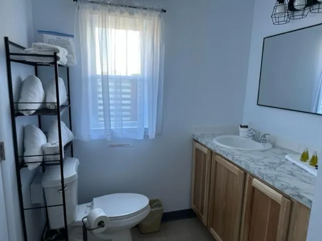 Bathroom in Lamplighter Lodge