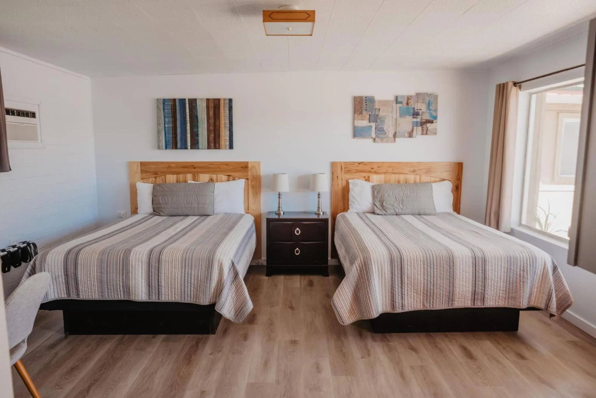 Bedroom, Bed in Lamplighter Lodge