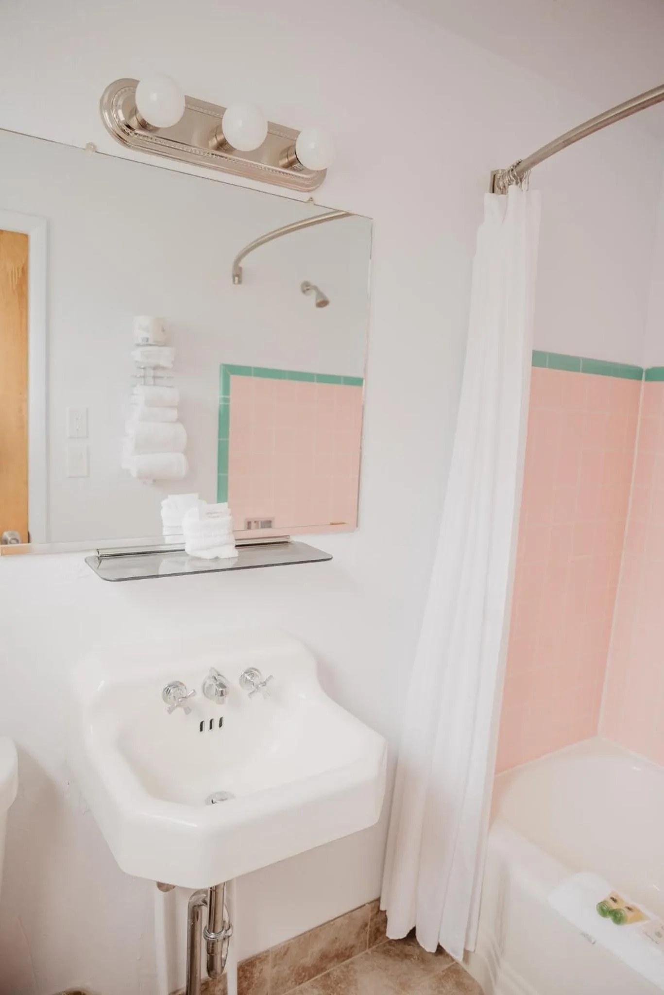 Bathroom in Lamplighter Lodge