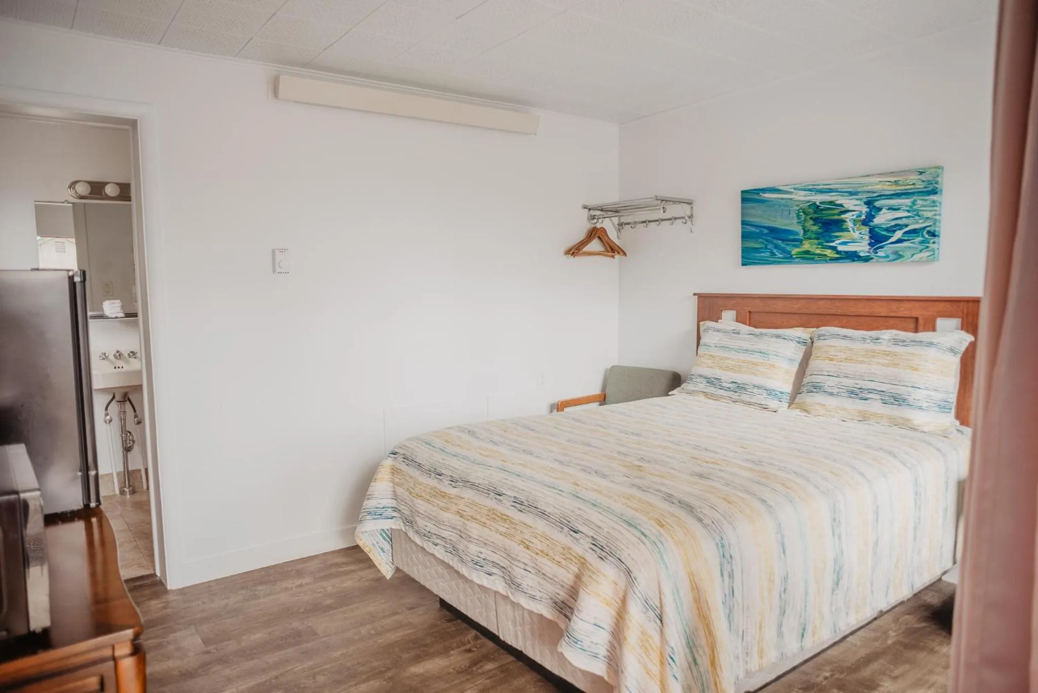 Bedroom, Bed in Lamplighter Lodge