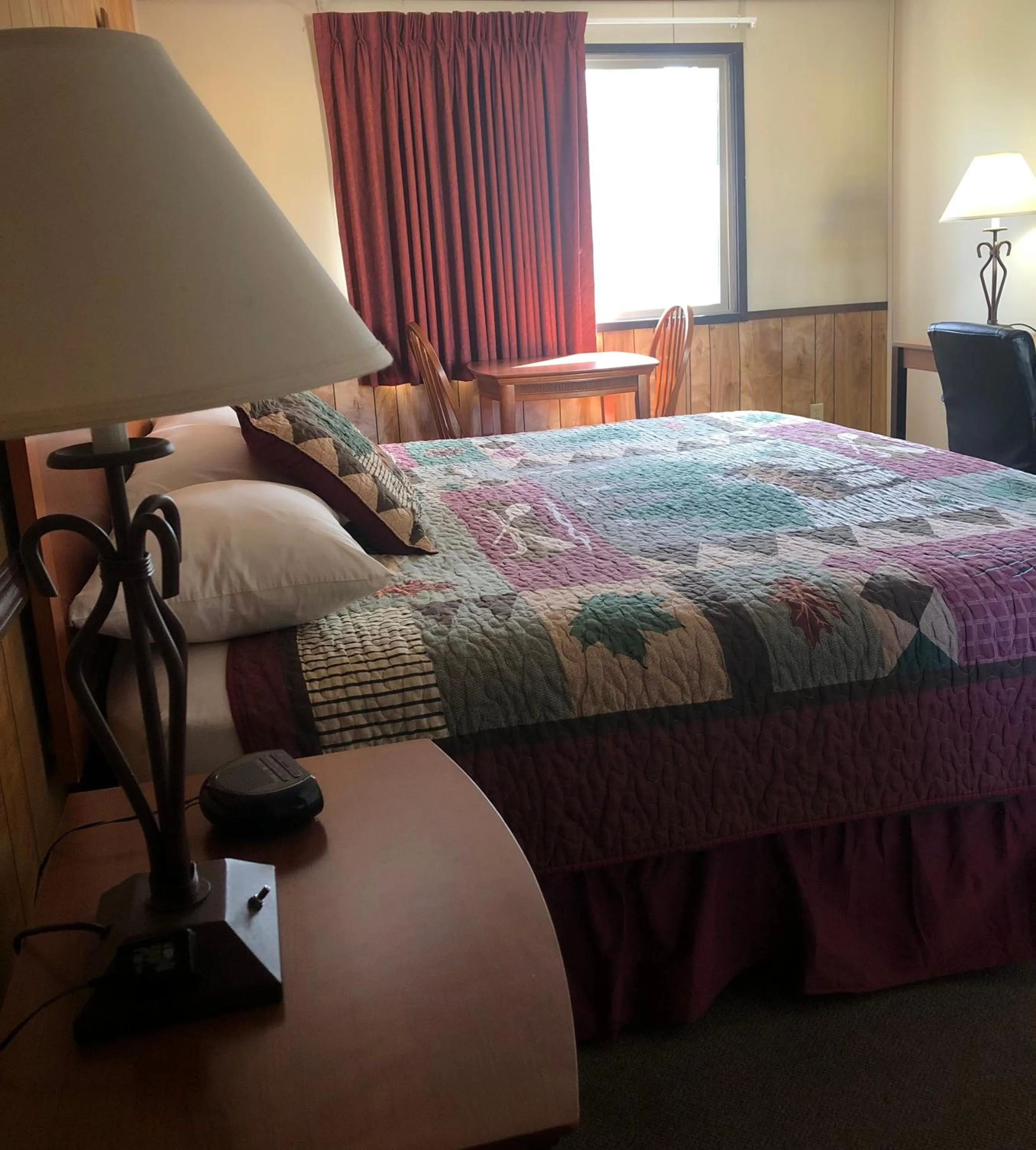 Mountain view, Bed in Denali Park Hotel