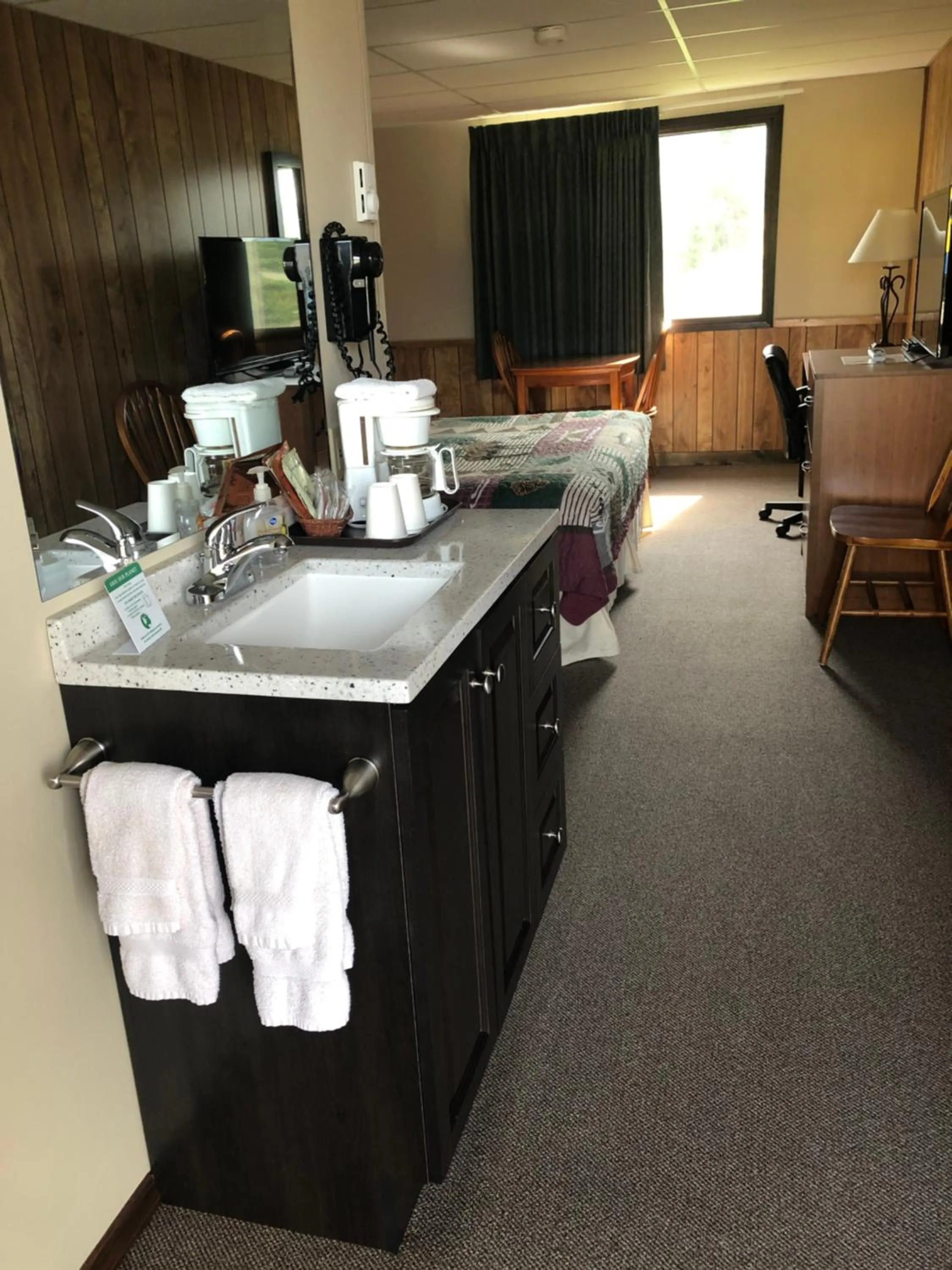Bathroom, Bed in Denali Park Hotel