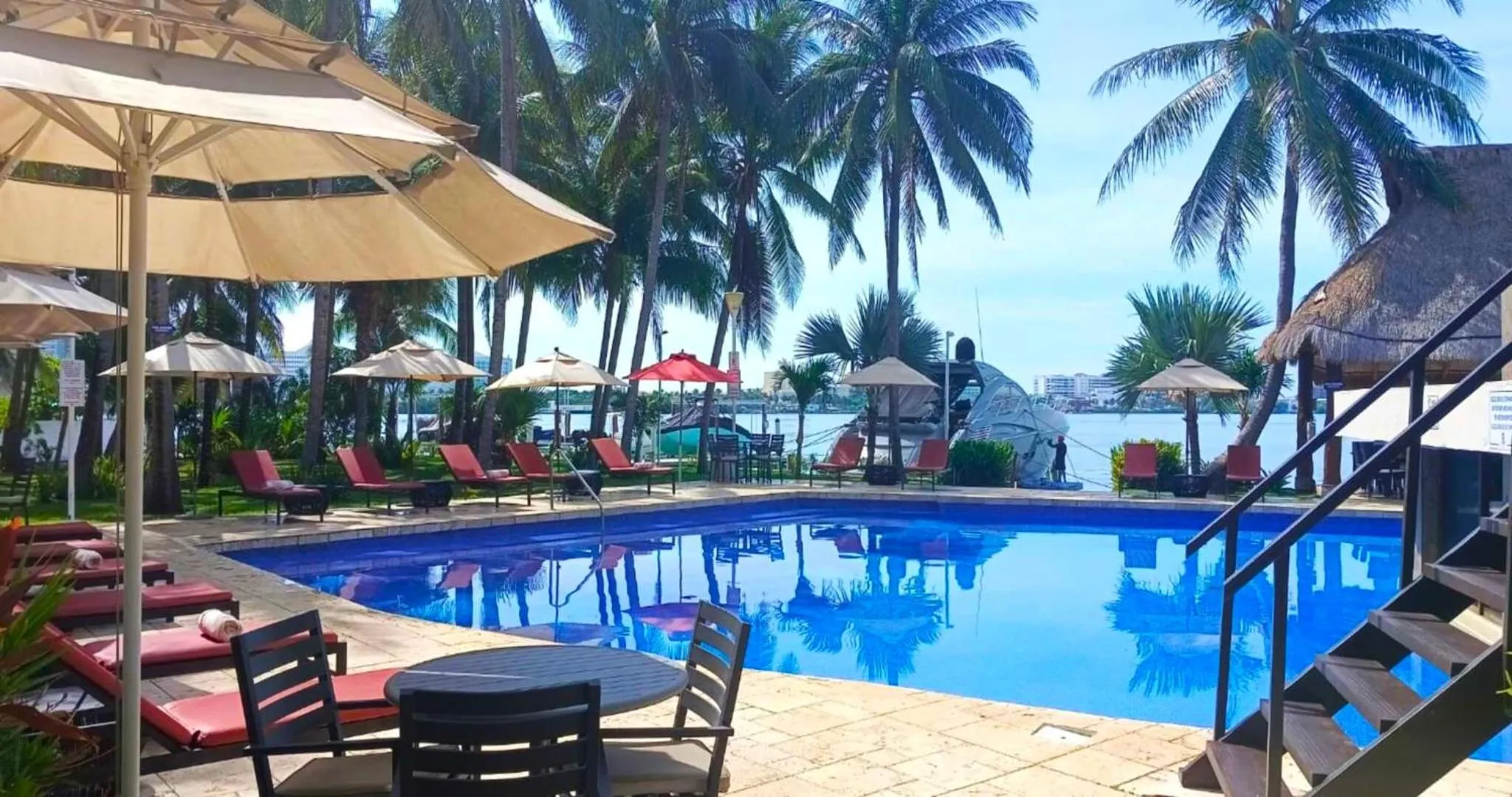 Swimming pool in Sina Suites Cancun - Adults Only