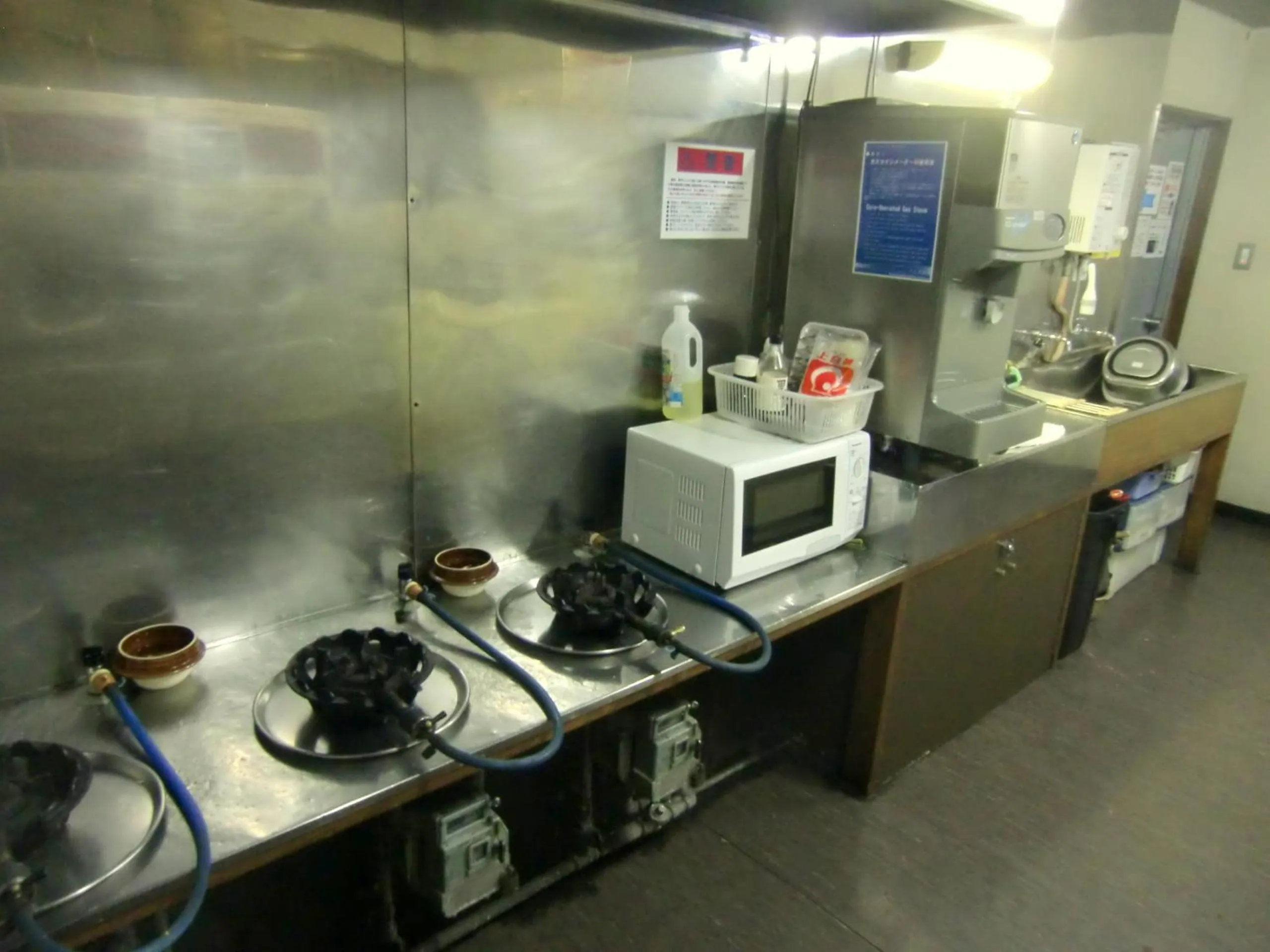 Communal kitchen in Economy Hotel Hoteiya