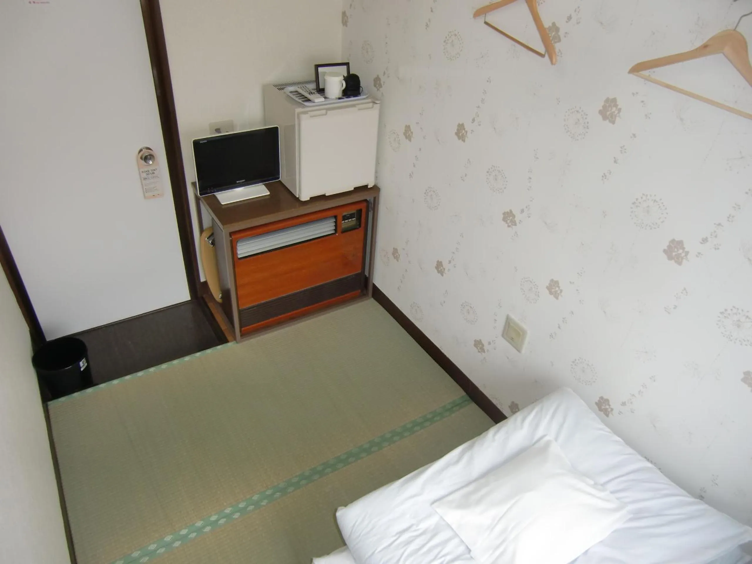 TV and multimedia, Bed in Economy Hotel Hoteiya