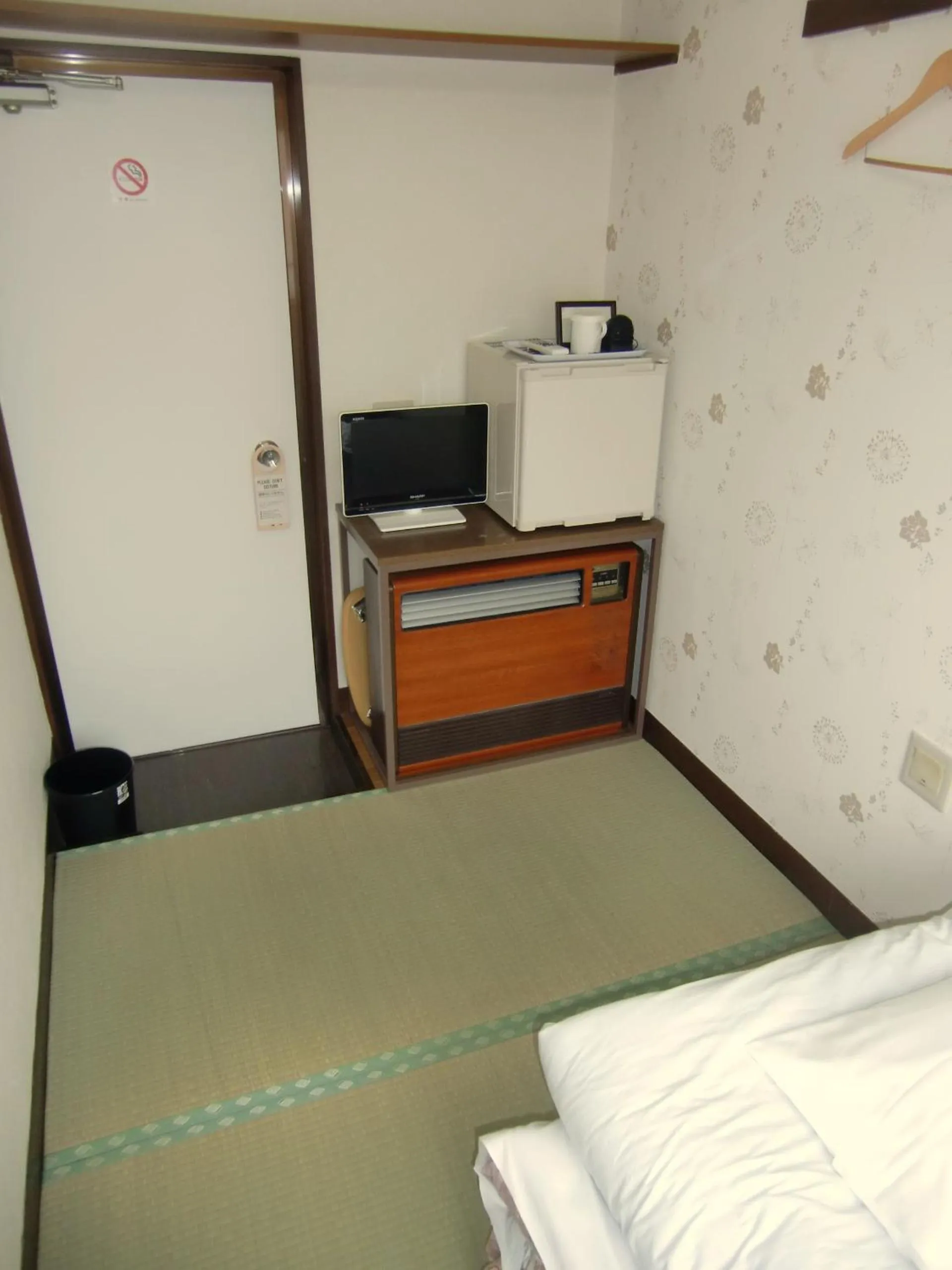 TV and multimedia, Bed in Economy Hotel Hoteiya