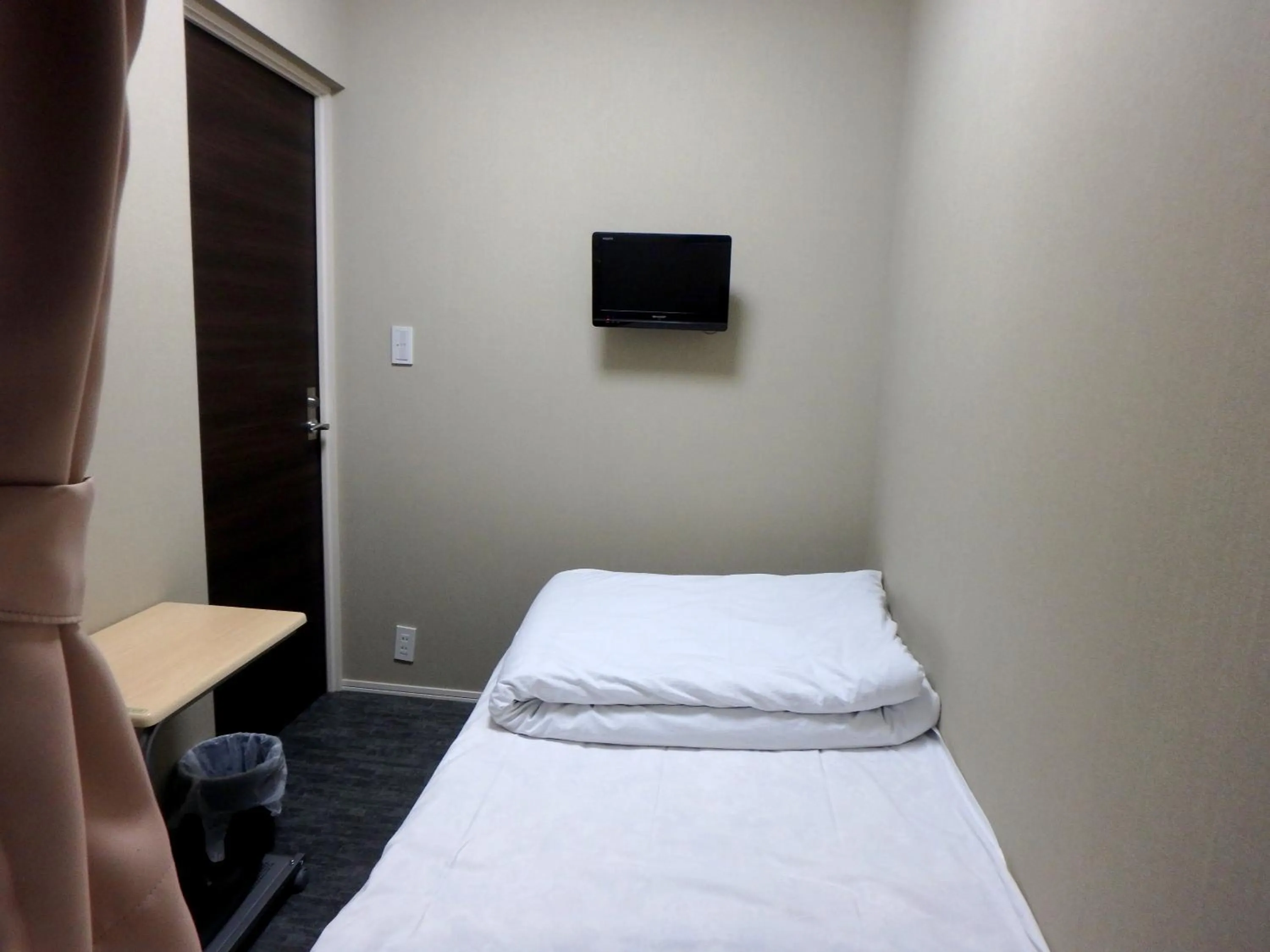 TV and multimedia, Bed in Economy Hotel Hoteiya