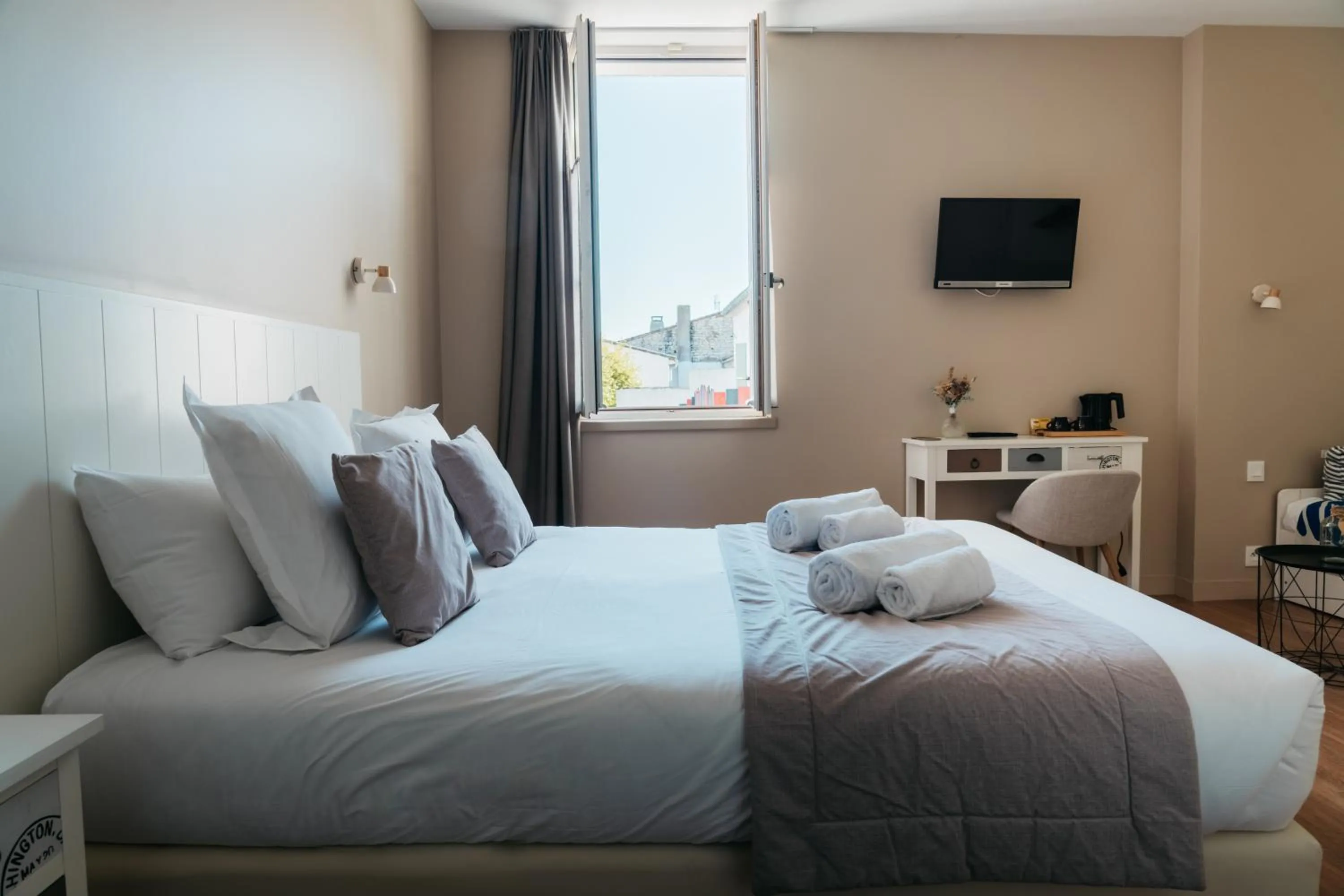 Bedroom, Bed in Hôtel OYAT Ile de Ré - ex Escale