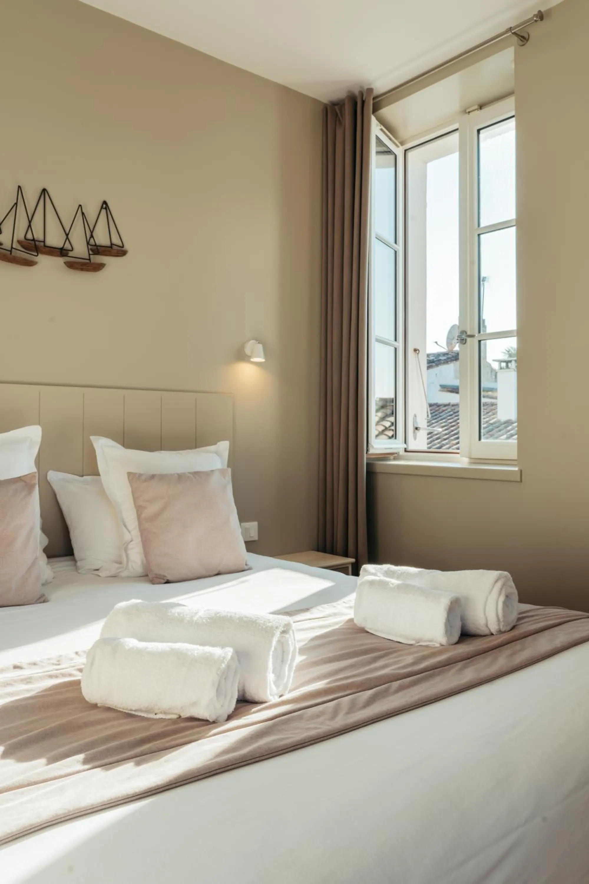 Bedroom, Bed in Hôtel OYAT Ile de Ré - ex Escale