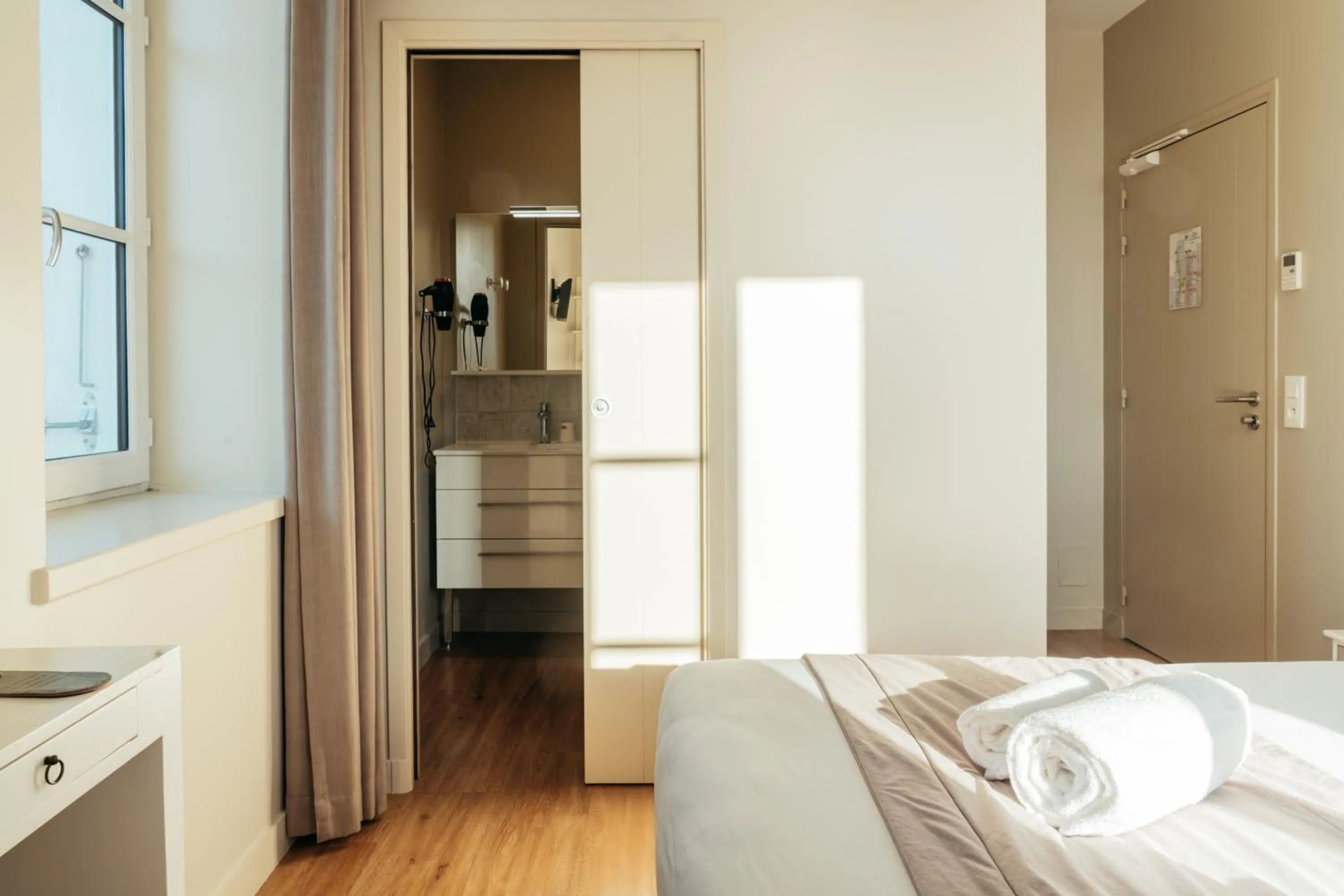 Bathroom, Bed in Hôtel OYAT Ile de Ré - ex Escale