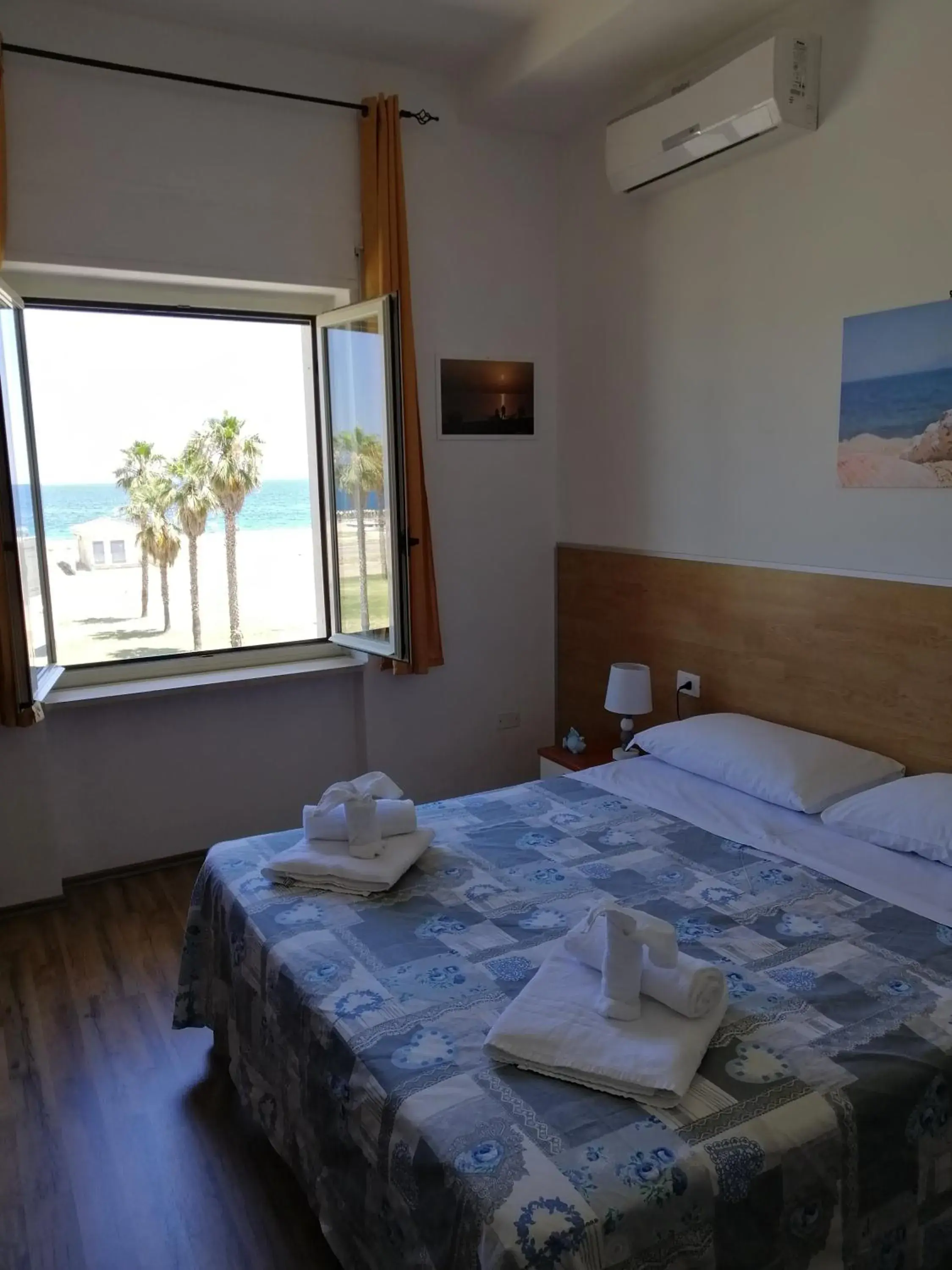 Double Room with Sea View in B&B Altamarea Double Room with Sea View in B&B Altamarea