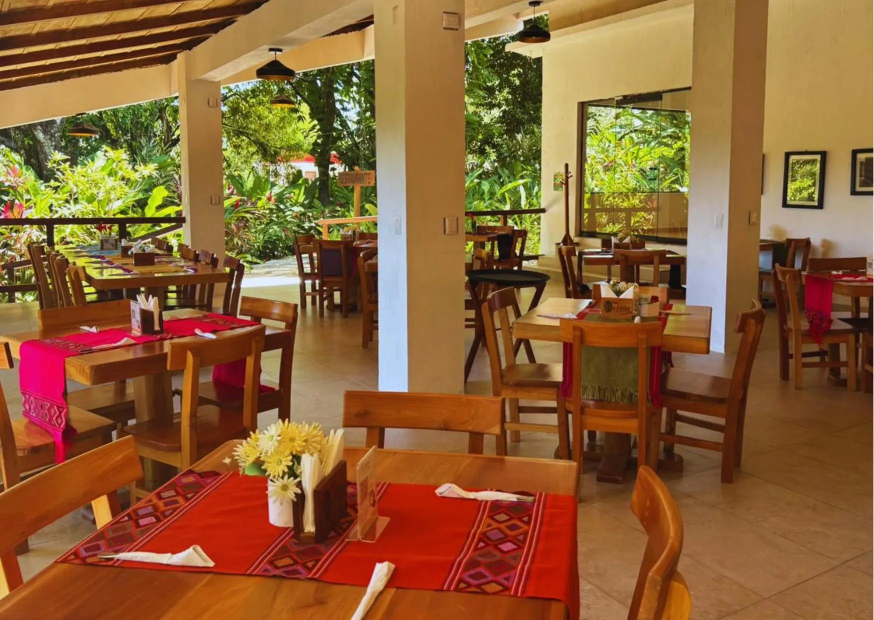 Restaurant/places to eat in Hotel La Aldea del Halach Huinic