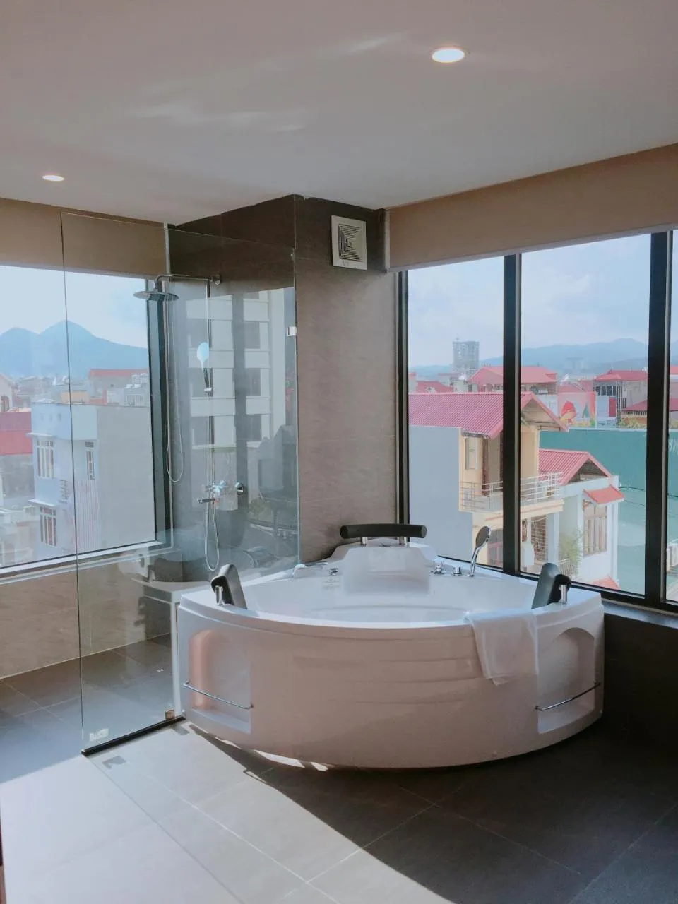 Bathroom, Bed in Muong Thanh Luxury Lang Son Hotel